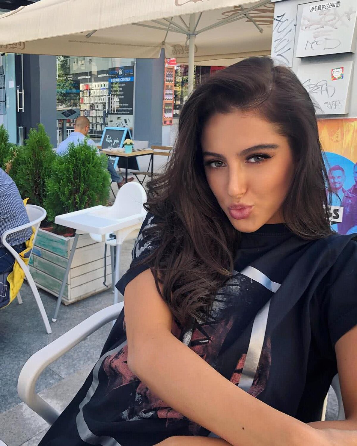 GALERIE FOTO Ea e noua divă a industriei muzicale românești » Arată fabulos, are un vibe misterios și nu lipsește din sala de sport