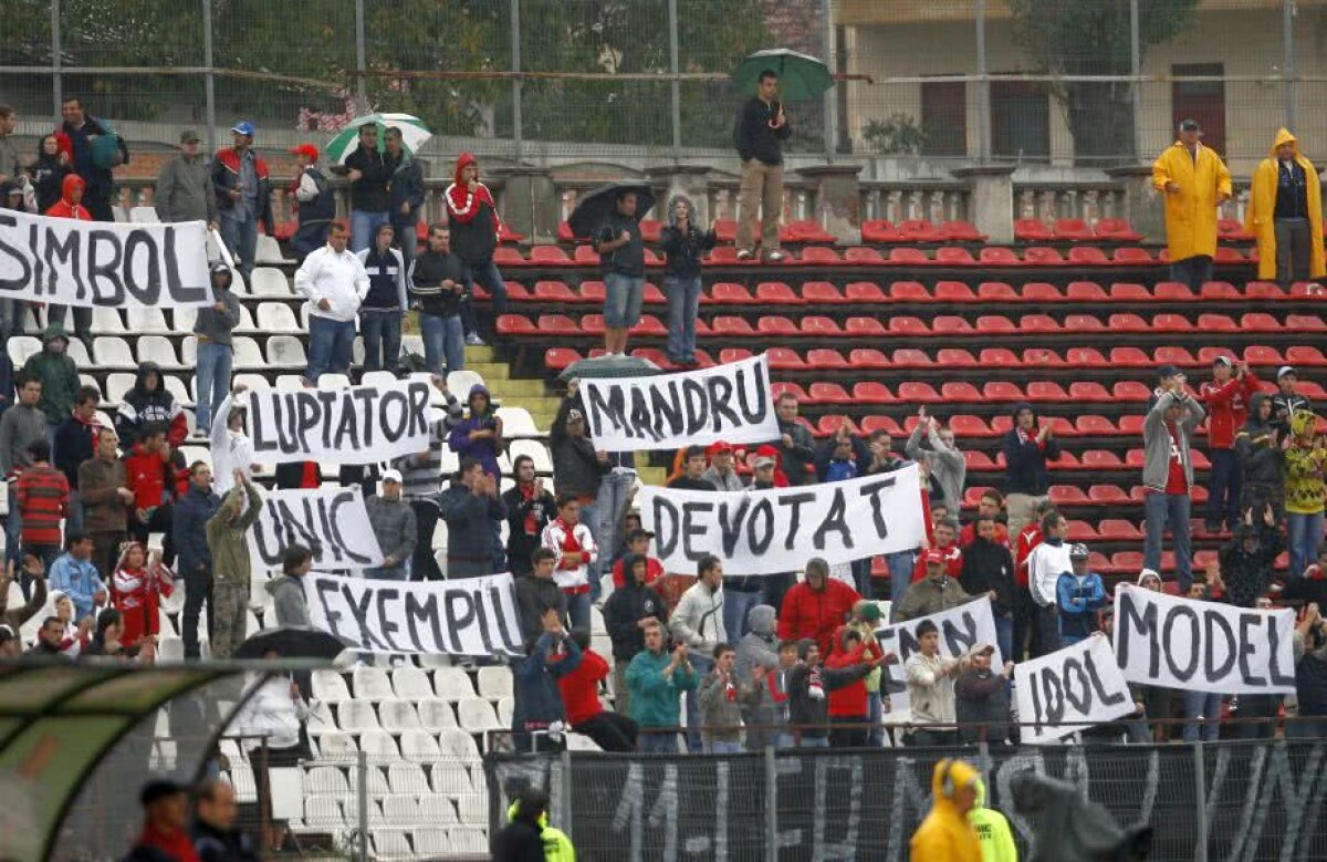 FOTO + VIDEO In Memoriam Cătălin Hîldan » Cele mai tari mesaje și scenografii dedicate Unicului Căpitan al lui Dinamo