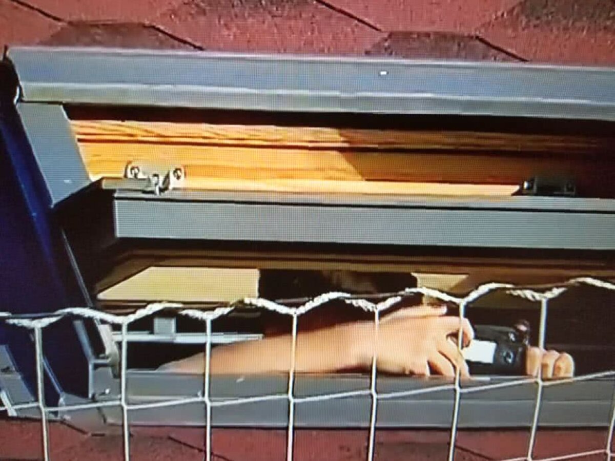 FOTO Imagini amuzante de la Târgu Jiu. Telefon transformat în periscop pentru a urmări meciul din podul casei :) 