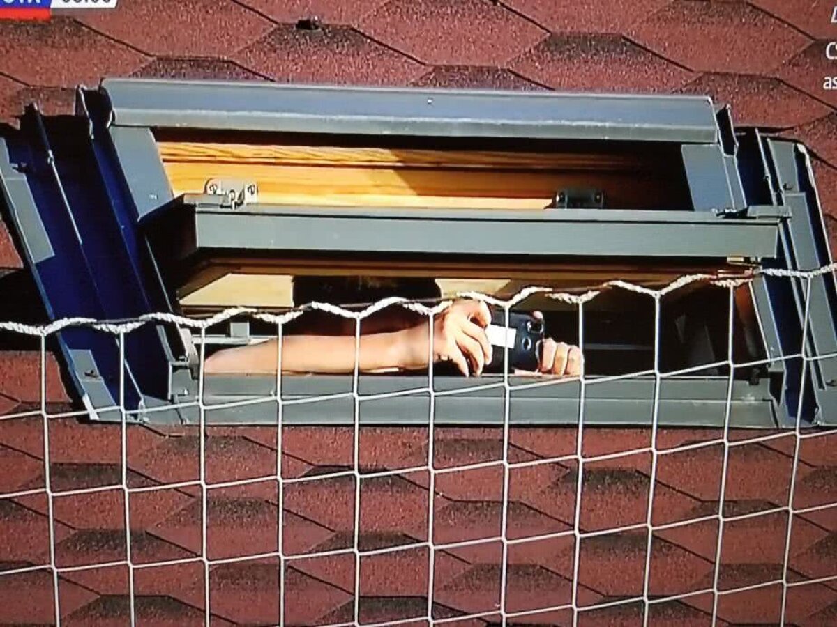 FOTO Imagini amuzante de la Târgu Jiu. Telefon transformat în periscop pentru a urmări meciul din podul casei :) 