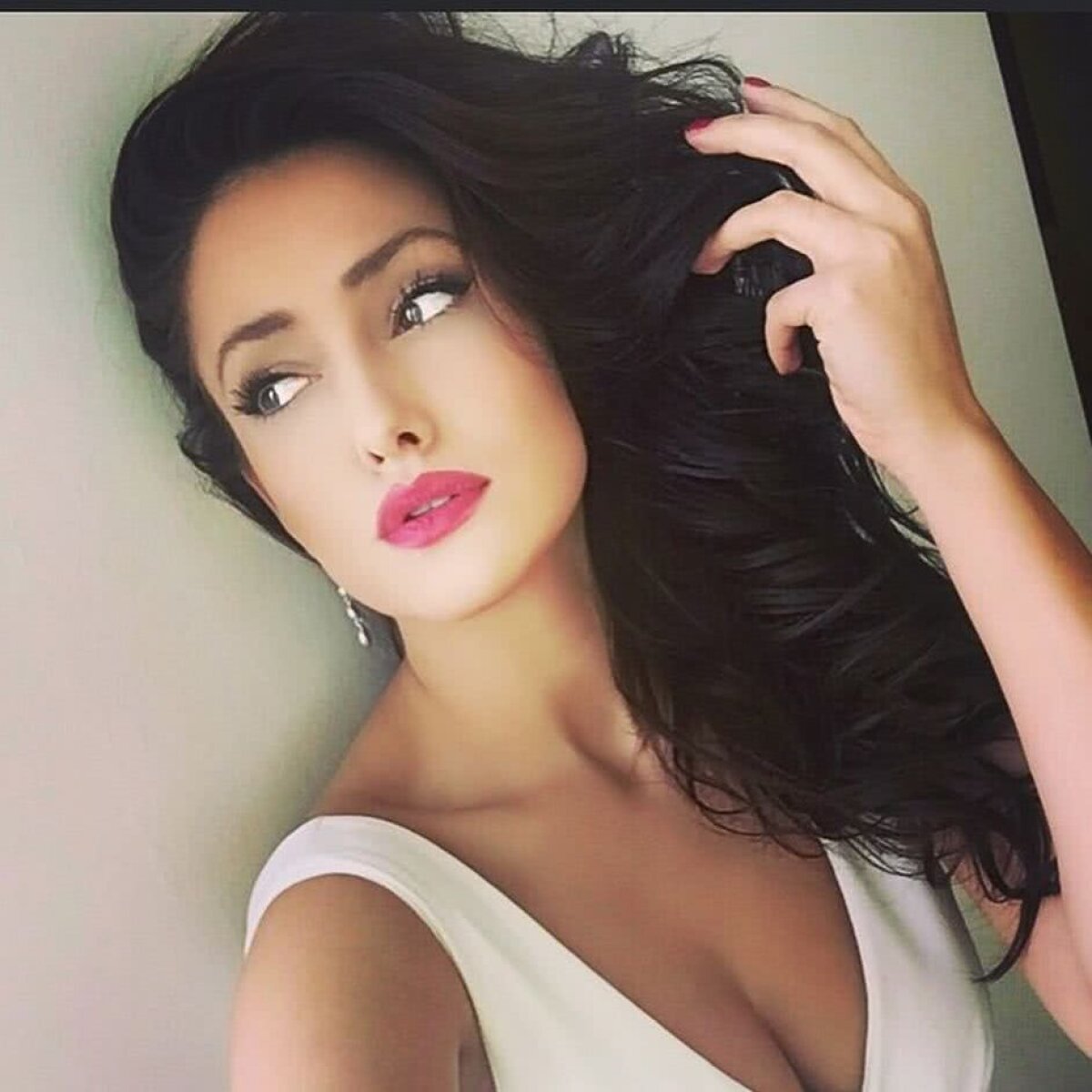 GALERIE FOTO Iuliana e vedetă TV și adoră mașinile puternice! Imagini demențiale cu prezentatoarea de la Antena 1