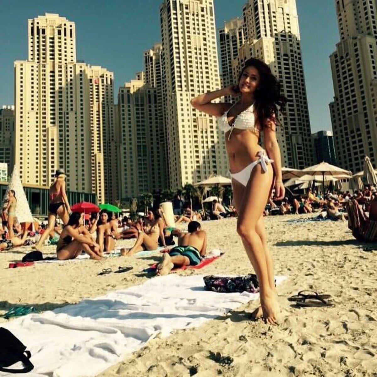 GALERIE FOTO Iuliana e vedetă TV și adoră mașinile puternice! Imagini demențiale cu prezentatoarea de la Antena 1