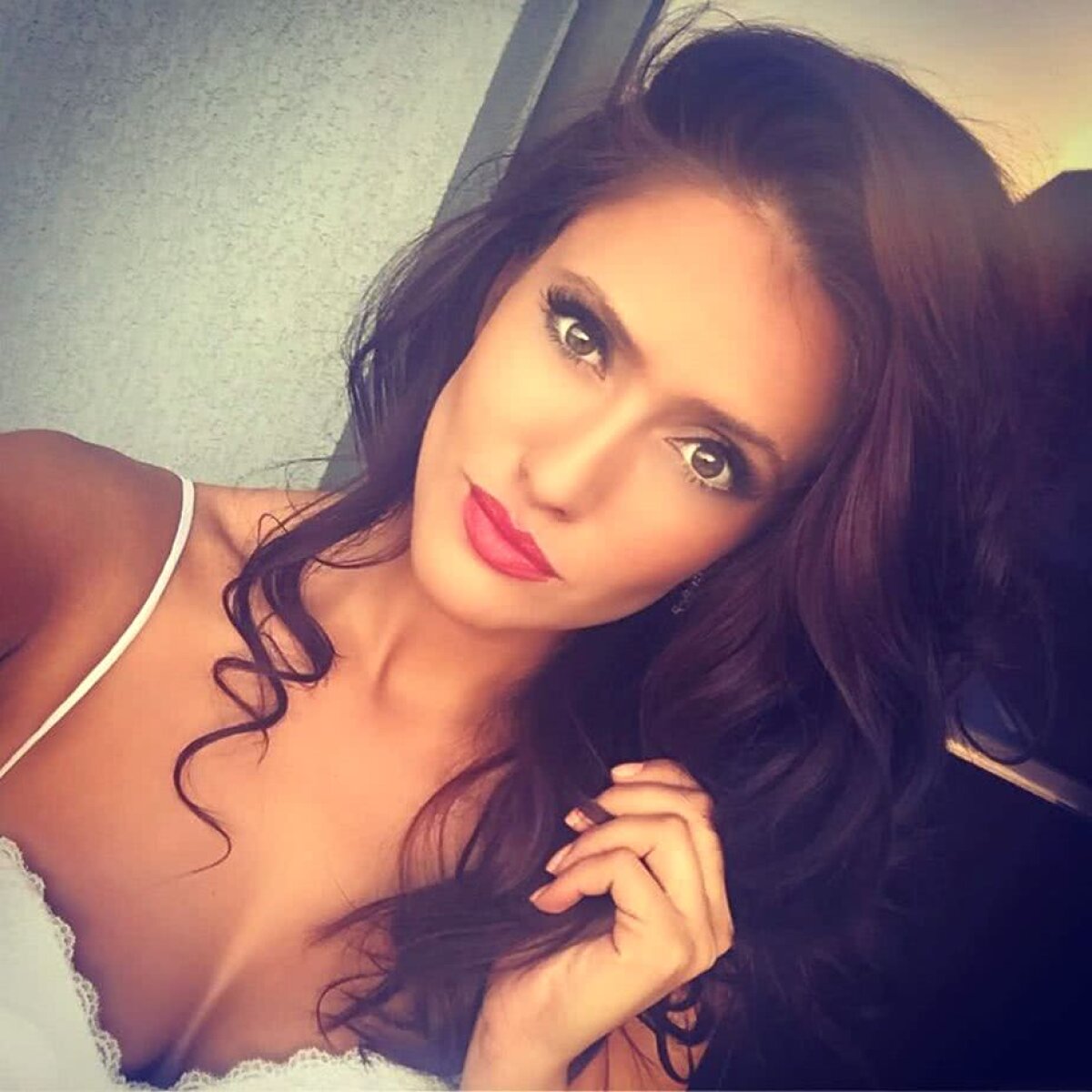 GALERIE FOTO Iuliana e vedetă TV și adoră mașinile puternice! Imagini demențiale cu prezentatoarea de la Antena 1