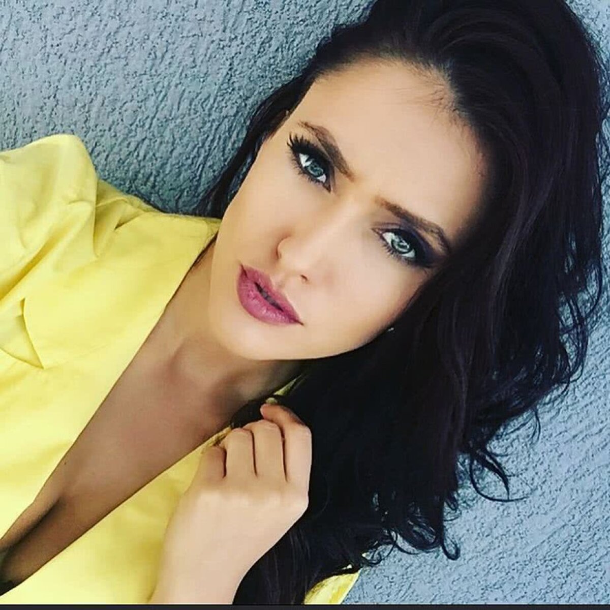 GALERIE FOTO Iuliana e vedetă TV și adoră mașinile puternice! Imagini demențiale cu prezentatoarea de la Antena 1