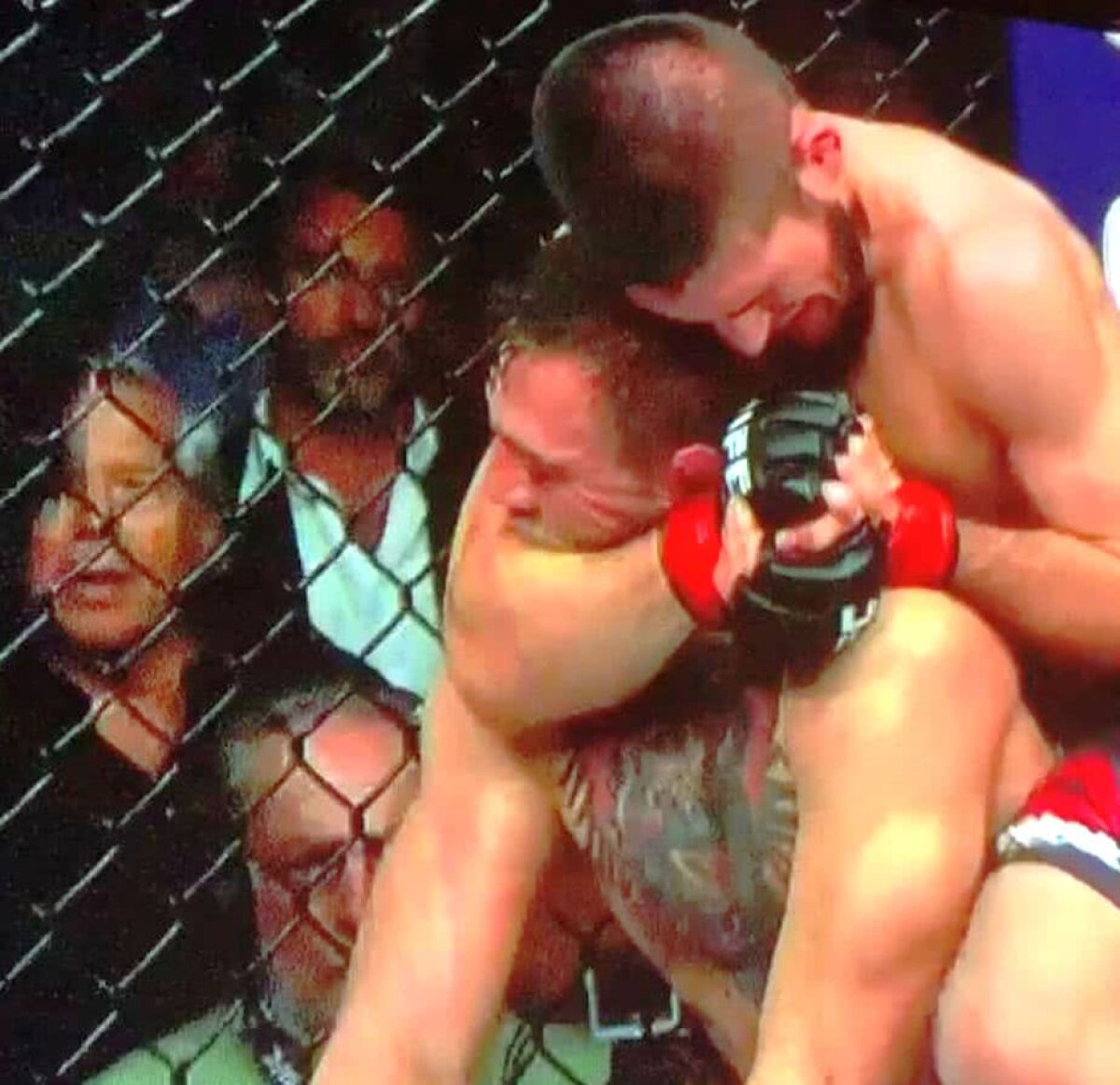 VIDEO + FOTO Conor McGregor, nicio șansă în fața lui Nurmagomedov » Haos și bătaie generală după meci