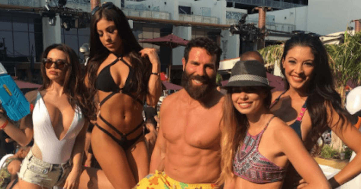 FOTO HOT Ce viață! S-a uitat la meciul lui Conor McGregor în pat, alături de 9 fotomodele sexy