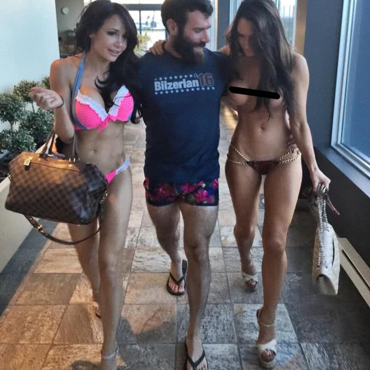 FOTO HOT Ce viață! S-a uitat la meciul lui Conor McGregor în pat, alături de 9 fotomodele sexy