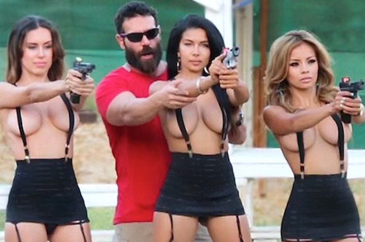 FOTO HOT Ce viață! S-a uitat la meciul lui Conor McGregor în pat, alături de 9 fotomodele sexy