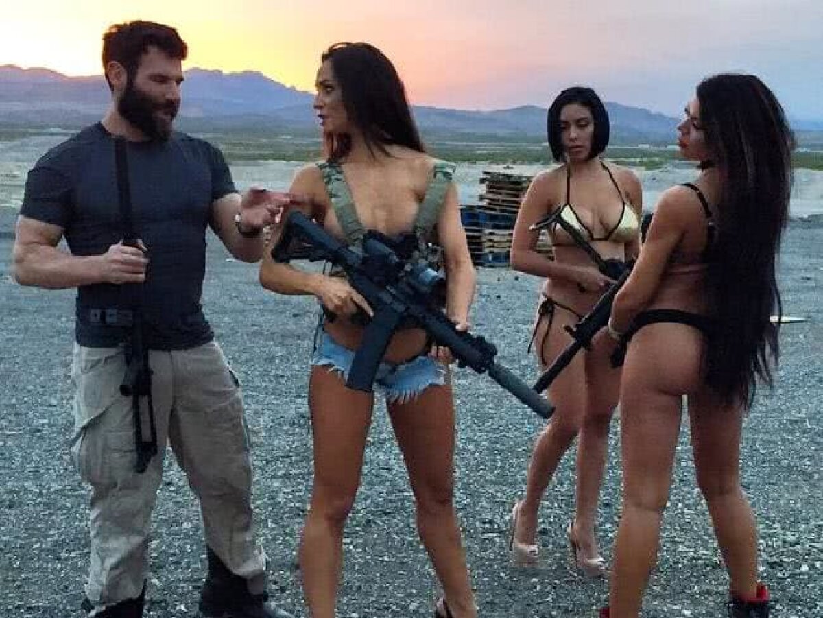 FOTO HOT Ce viață! S-a uitat la meciul lui Conor McGregor în pat, alături de 9 fotomodele sexy