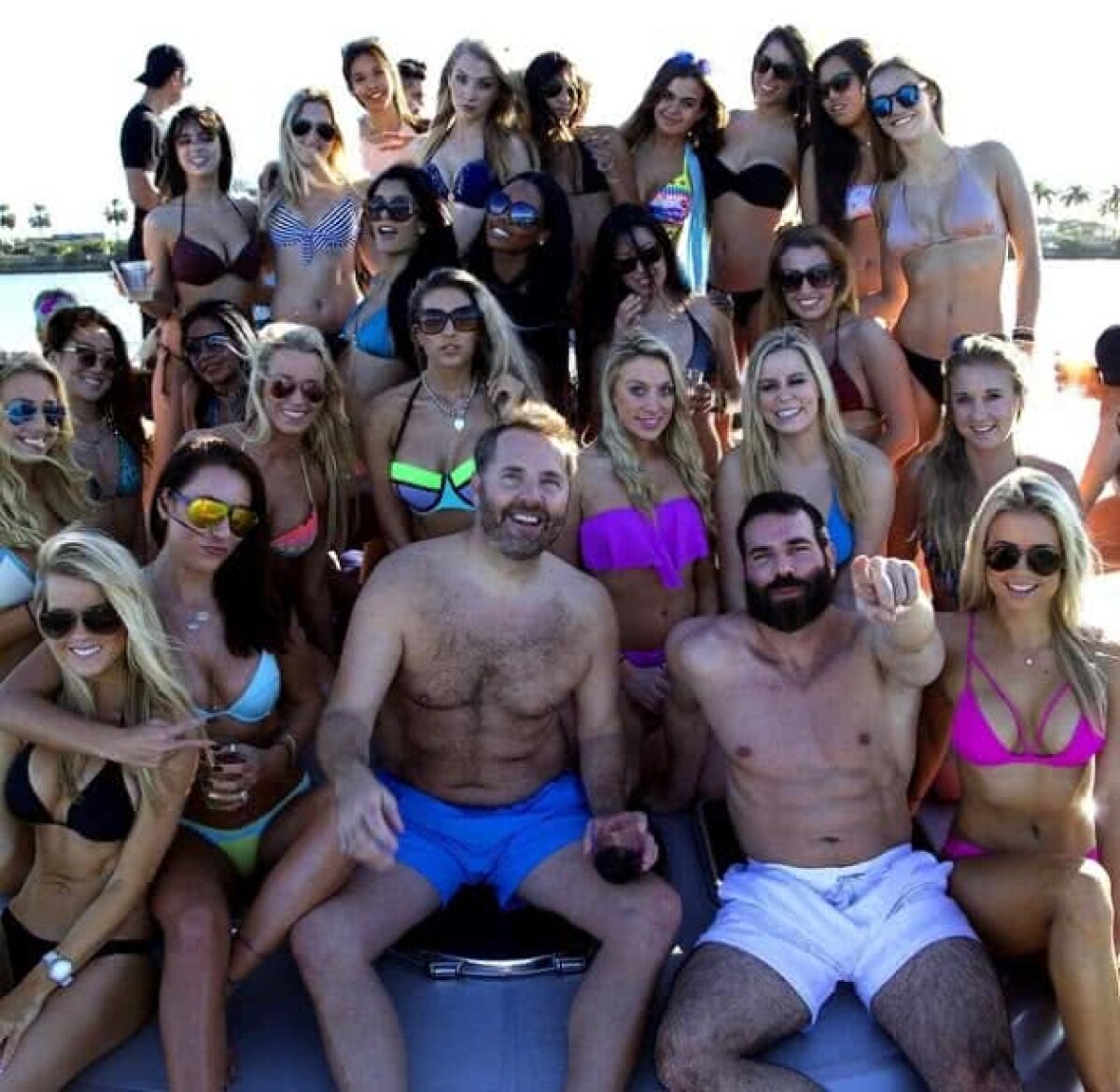 FOTO HOT Ce viață! S-a uitat la meciul lui Conor McGregor în pat, alături de 9 fotomodele sexy