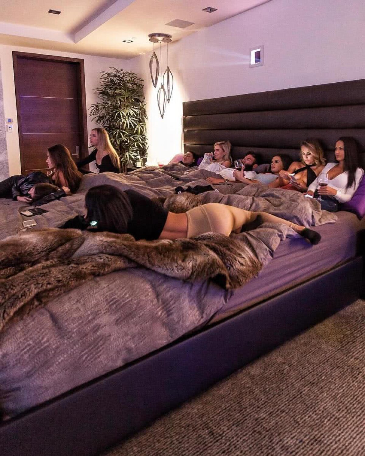 FOTO HOT Ce viață! S-a uitat la meciul lui Conor McGregor în pat, alături de 9 fotomodele sexy