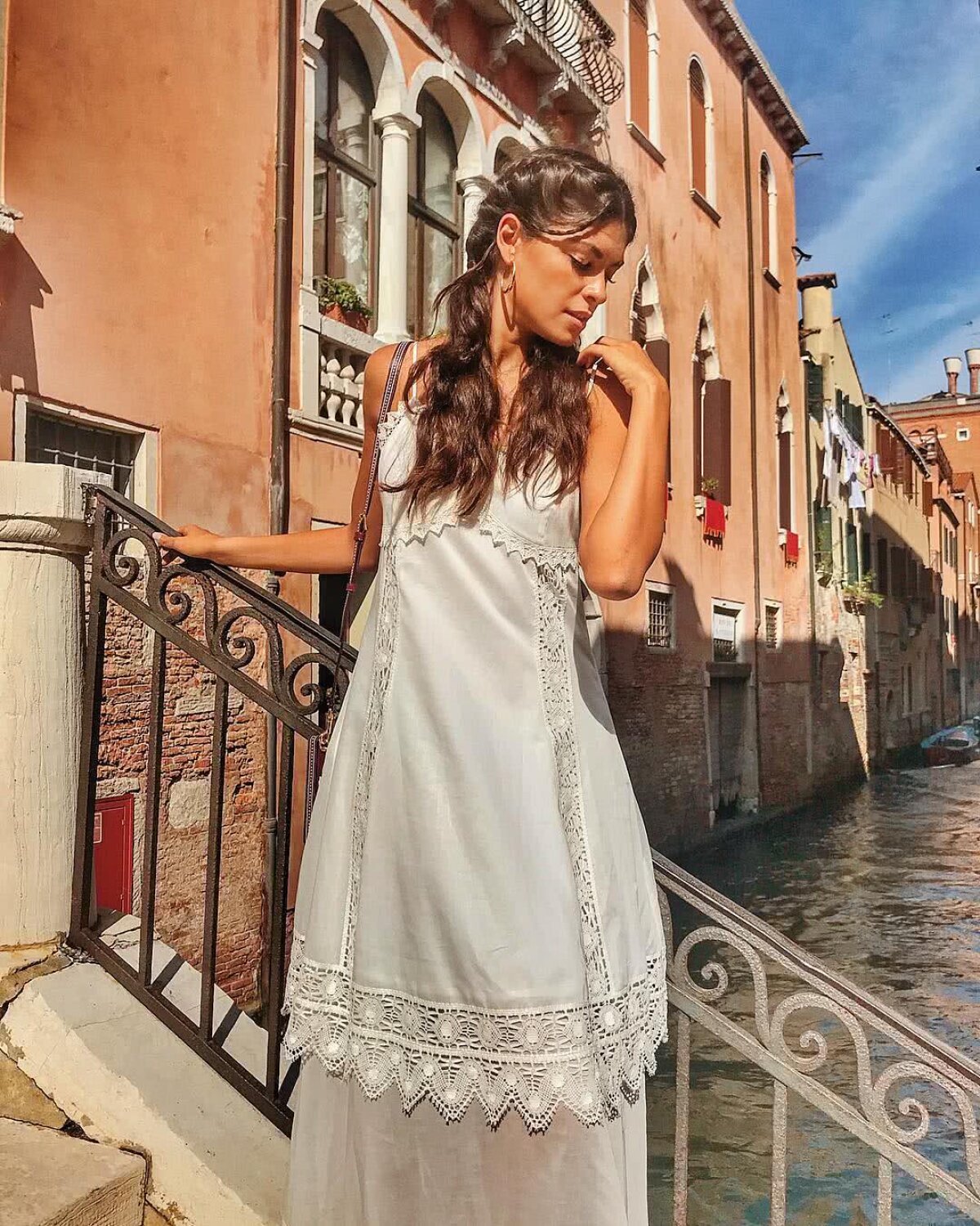 FOTO Goală în așternuturi » Iubita unui pilot de Formula 1 surprinde: "Așa arăt când mă trezesc, aveți vreun dubiu?"