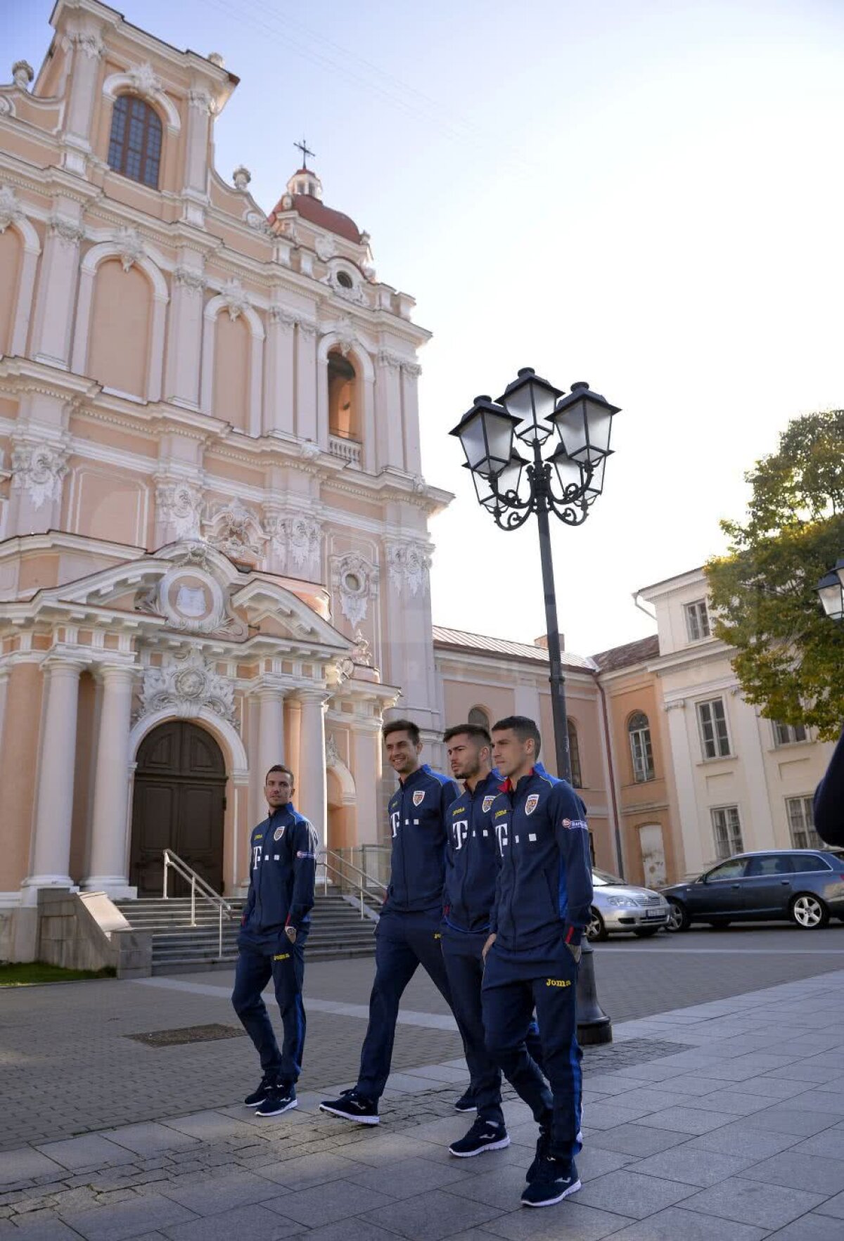 FOTO LITUANIA - ROMÂNIA // Corespondență din Vilnius » "Tricolorii" s-au relaxat în centrul orașului și au fost asaltați de fani