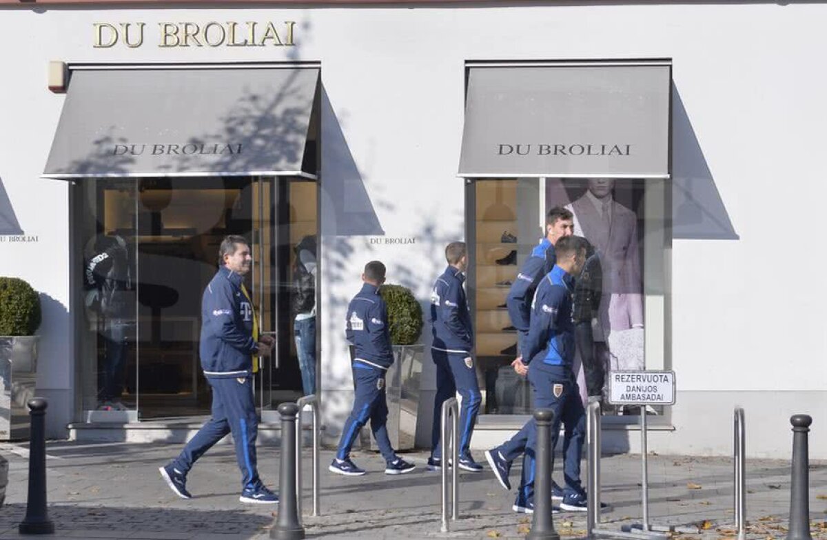 FOTO LITUANIA - ROMÂNIA // Corespondență din Vilnius » "Tricolorii" s-au relaxat în centrul orașului și au fost asaltați de fani