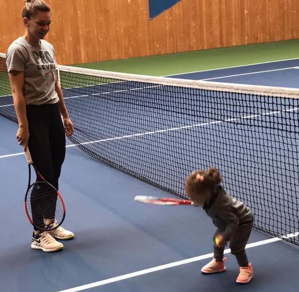 FOTO Simona Halep se pregătește de revenirea pe teren! S-a antrenat azi + dialog amuzant cu Darren Cahill pe Instagram: "Văd că deja stăpânește distrugerea rachetei"