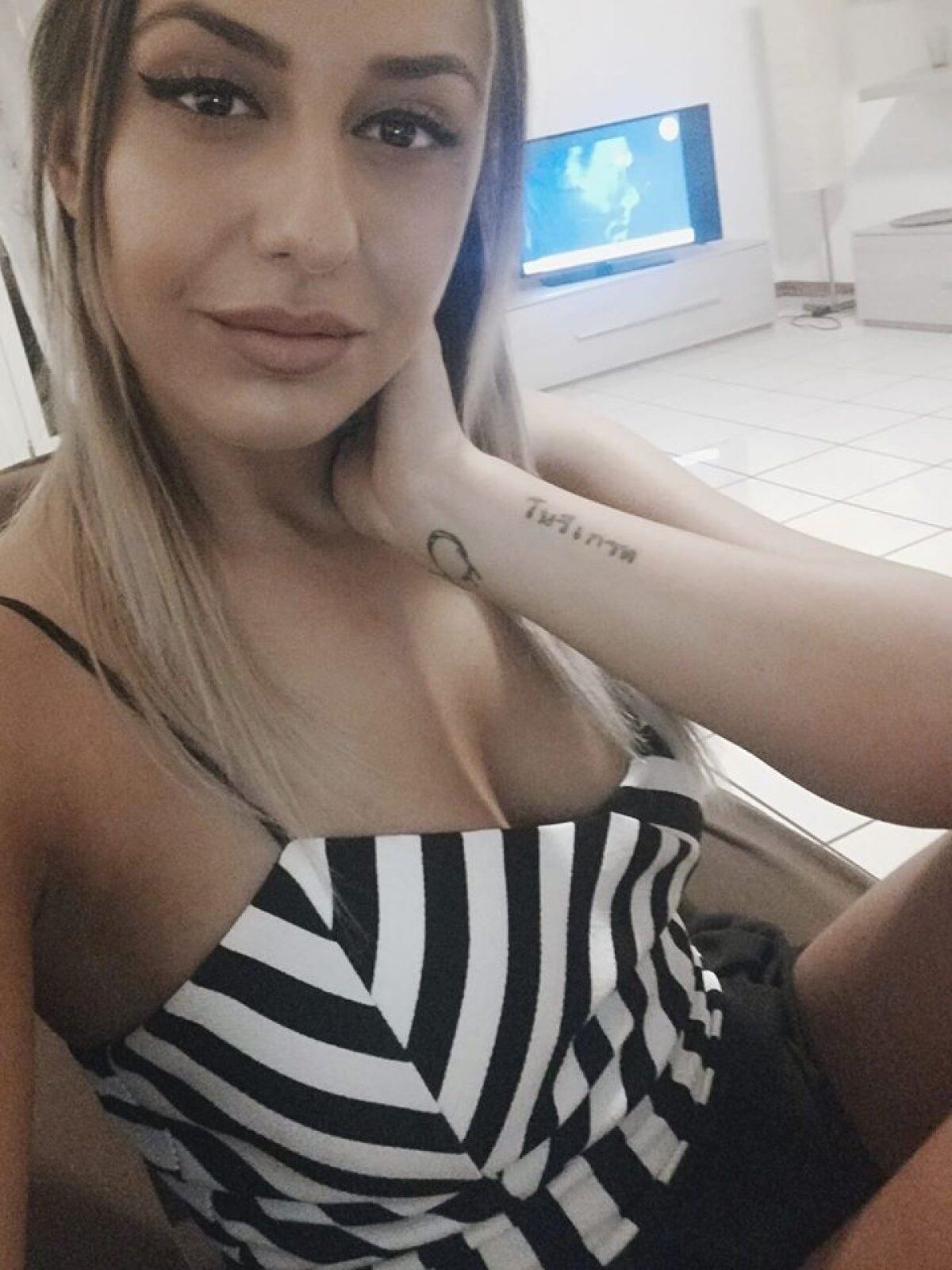 FOTO Știa că e filmată, dar a făcut sex oricum! Ea e românca senzuală care și-a înșelat logodnicul fără remușcări