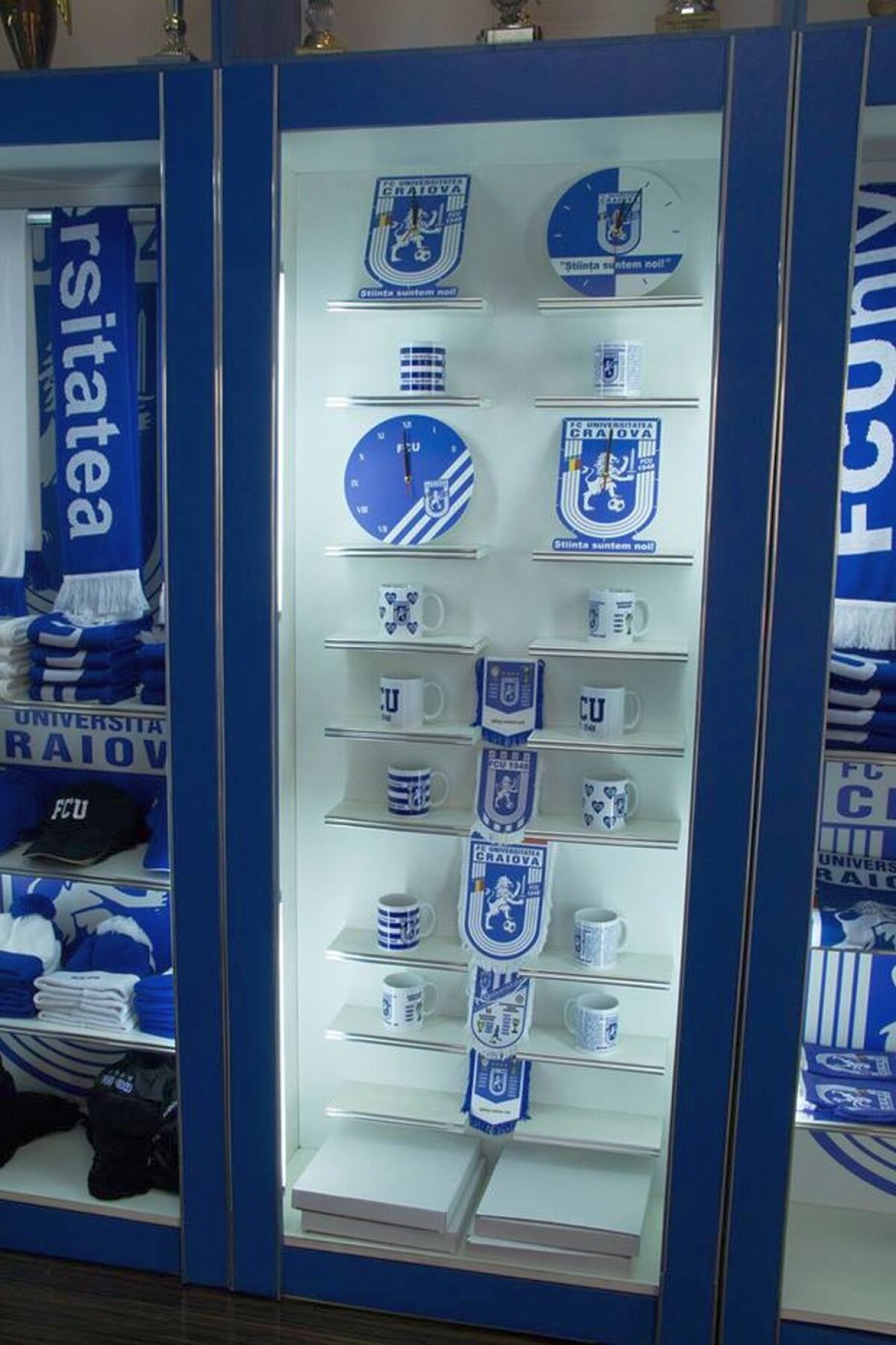 FOTO După 7 ani » Mititelu a redeschis magazinul clubului FC U Craiova. Prețuri de la raft