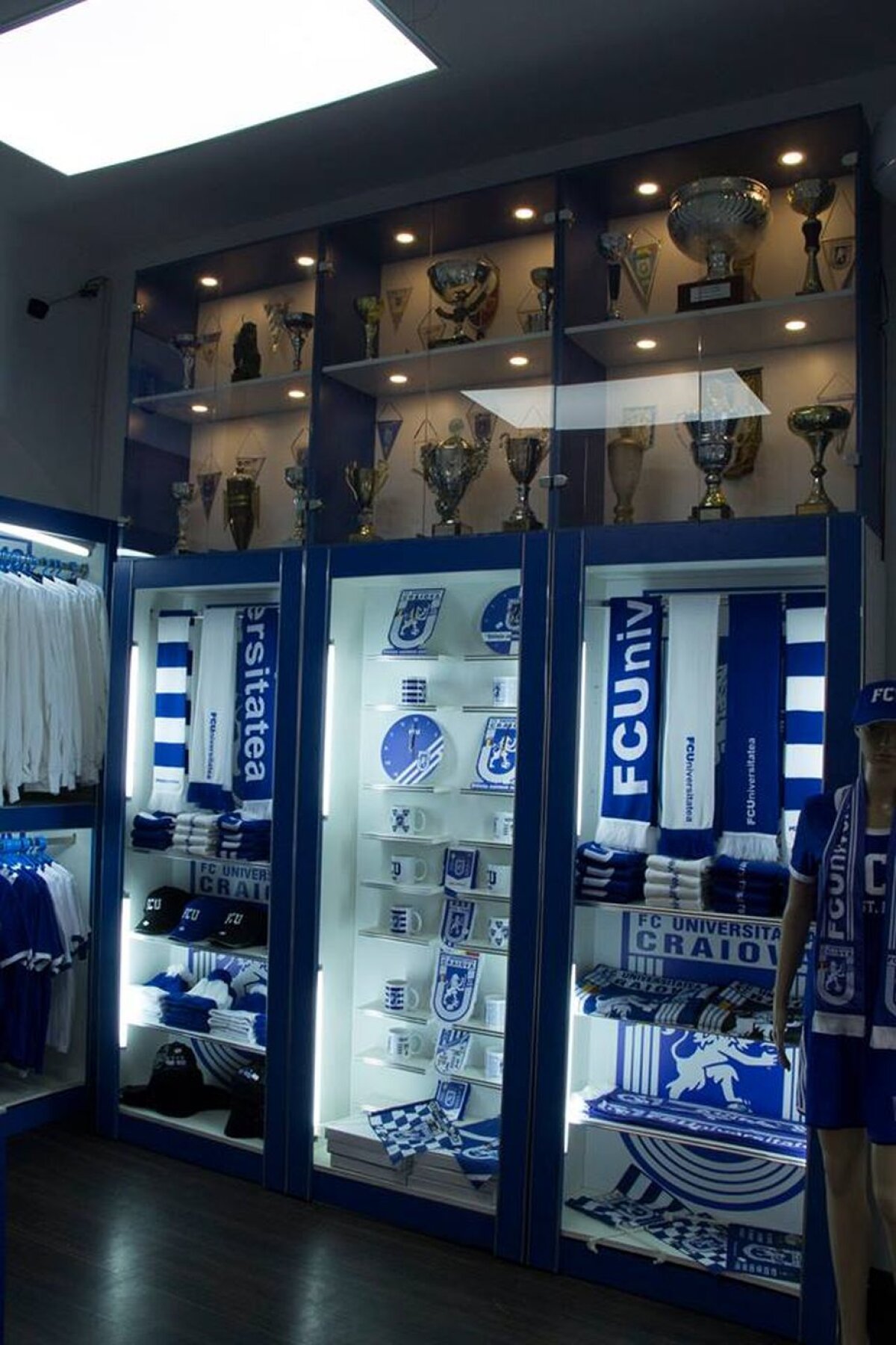 FOTO După 7 ani » Mititelu a redeschis magazinul clubului FC U Craiova. Prețuri de la raft