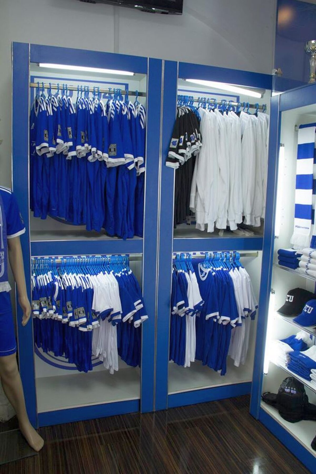 FOTO După 7 ani » Mititelu a redeschis magazinul clubului FC U Craiova. Prețuri de la raft