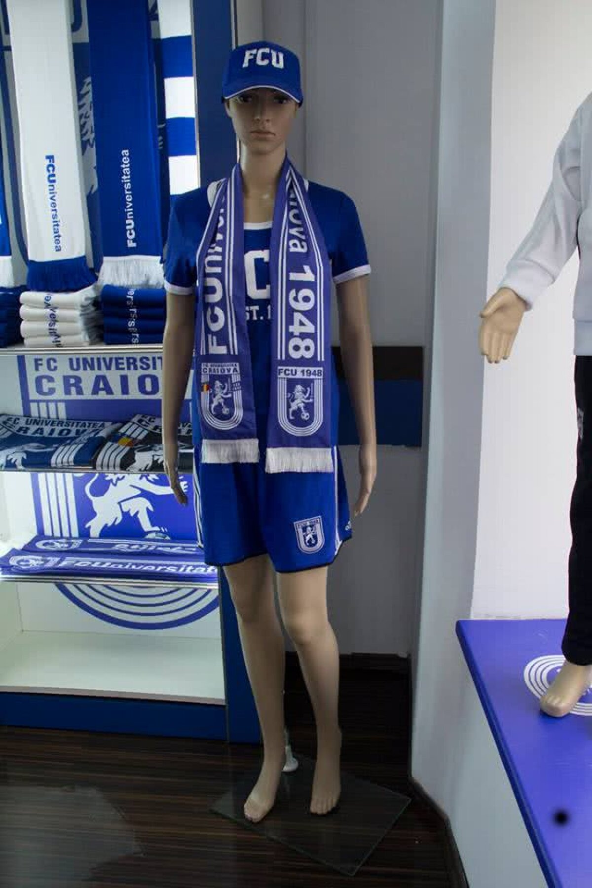 FOTO După 7 ani » Mititelu a redeschis magazinul clubului FC U Craiova. Prețuri de la raft