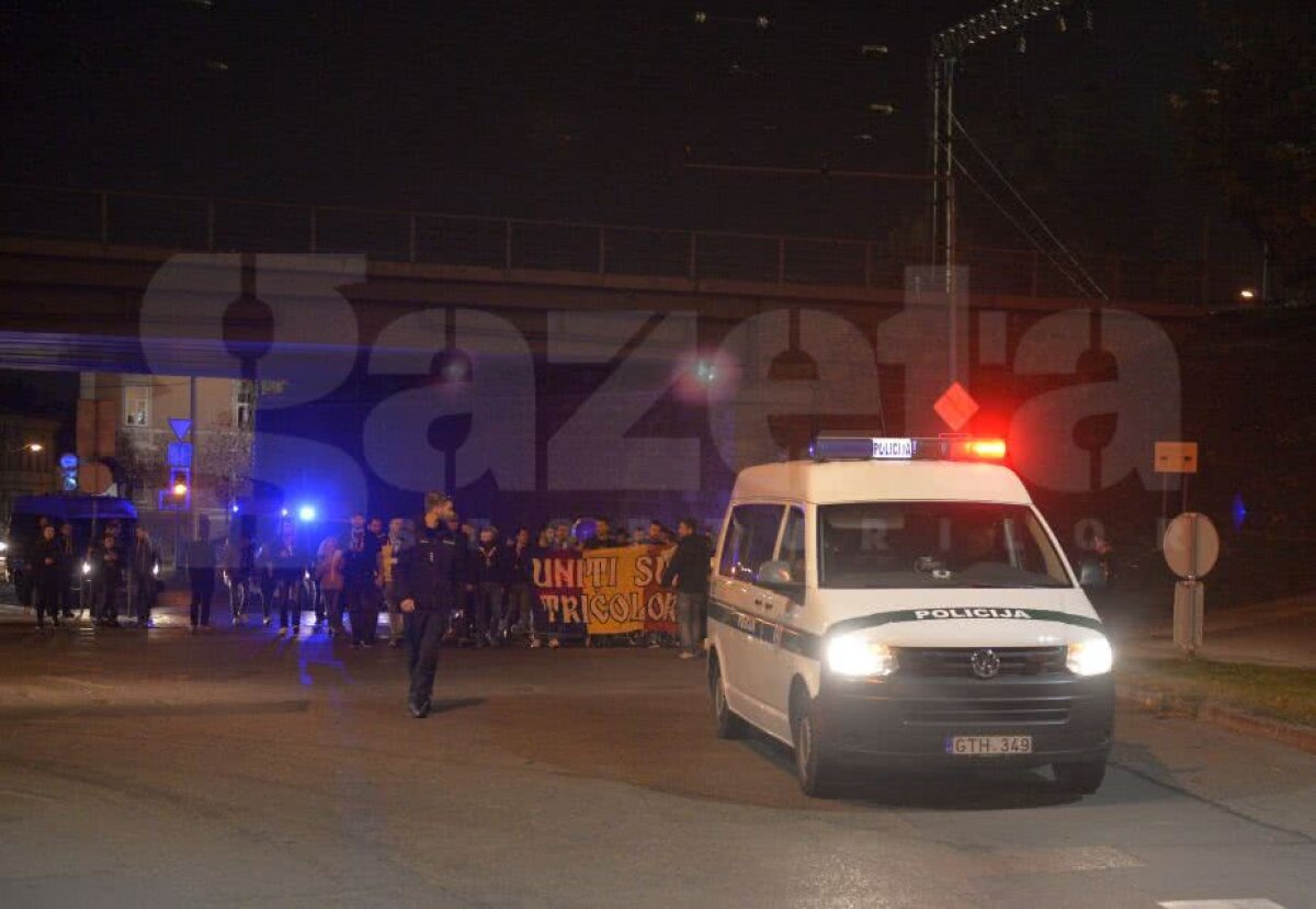 VIDEO + FOTO România a avut galerie în Lituania: cântece pe drum, fumigene în stadion