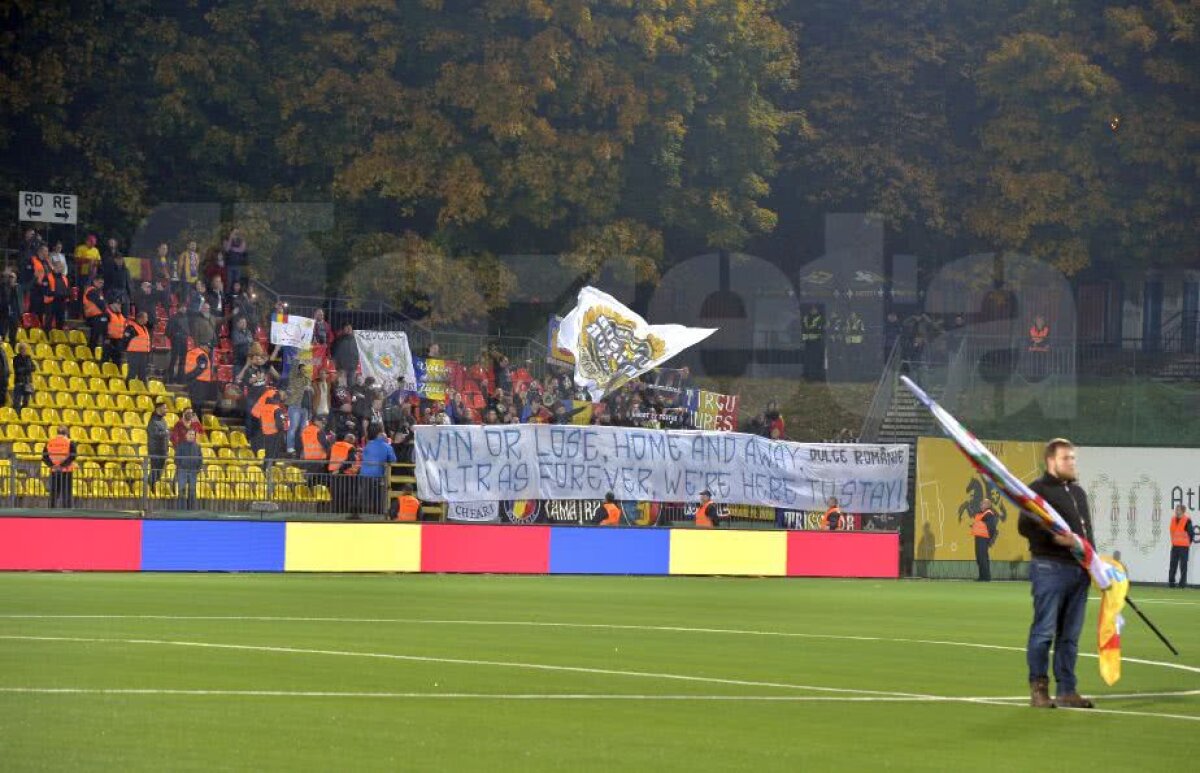 VIDEO + FOTO România a avut galerie în Lituania: cântece pe drum, fumigene în stadion