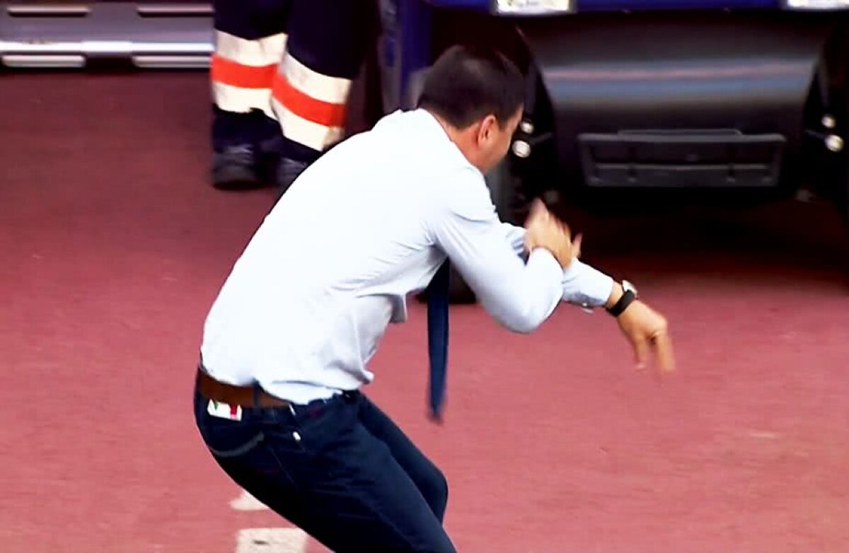 ROMÂNIA - SERBIA // FOTO Tricolorii au cerut cartonaș ROȘU la portarul sârbilor! Cosmin Contra a luat foc pe bancă