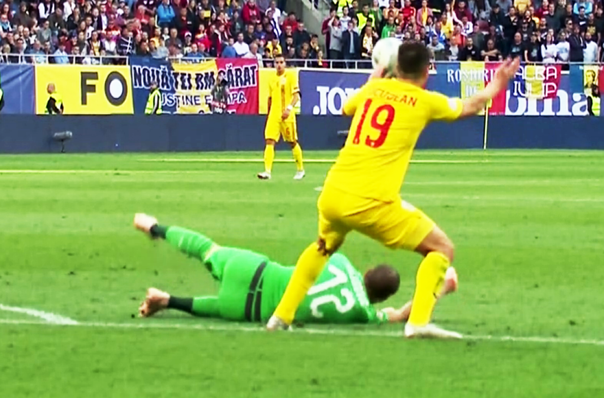ROMÂNIA - SERBIA // FOTO Tricolorii au cerut cartonaș ROȘU la portarul sârbilor! Cosmin Contra a luat foc pe bancă