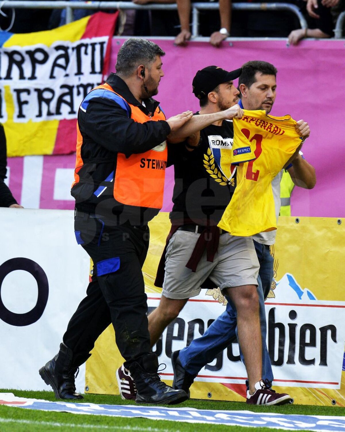 ROMÂNIA - SERBIA 0-0 // FOTO Gest incredibil pe Național Arena! A vrut să-i pupe picioarele lui Săpunaru » Reacția căpitanului României