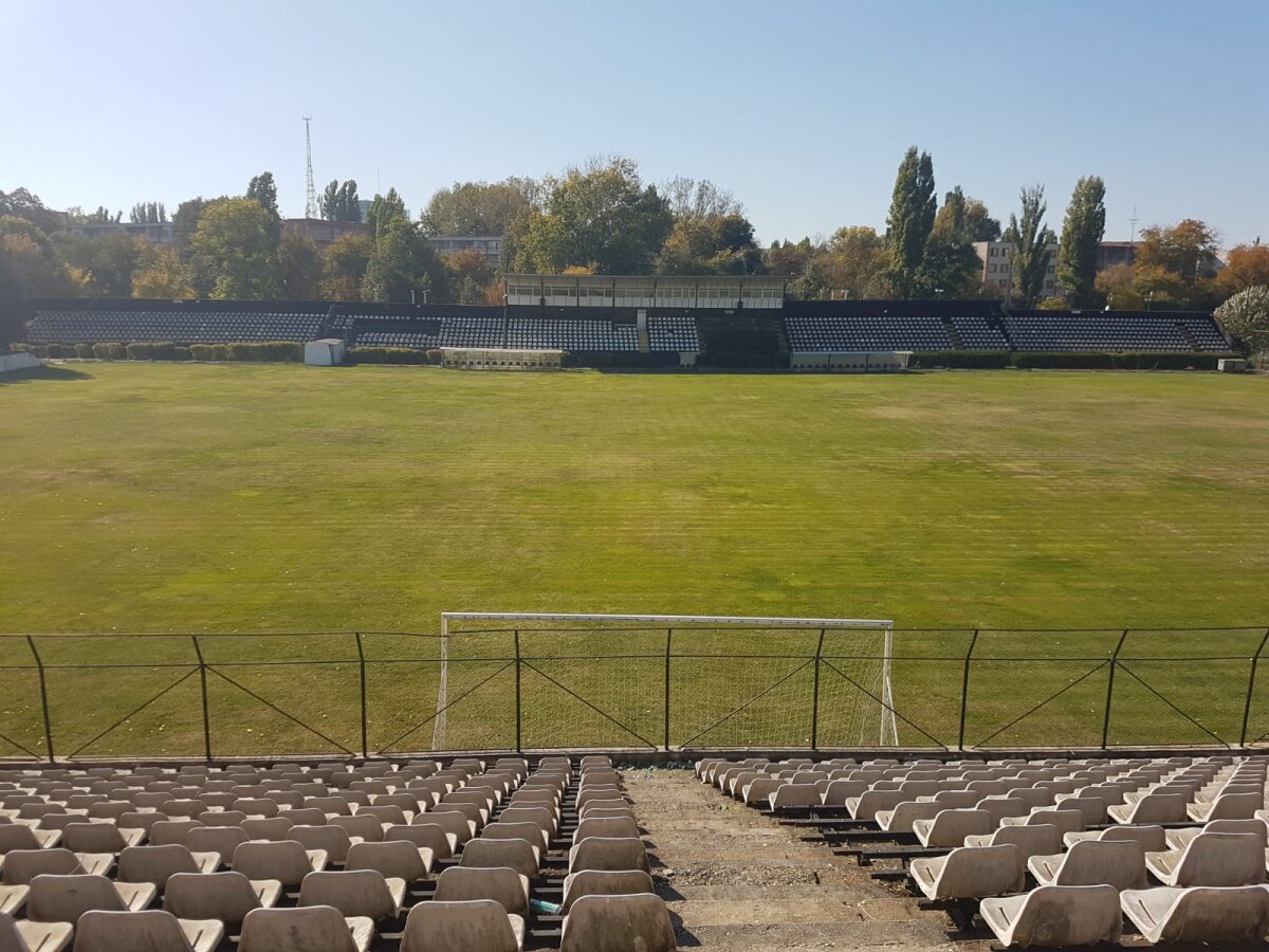 VIDEO + FOTO EXCLUSIV Imagini halucinante de pe stadionul Sportul: GSP a inspectat arena și a dat de un om care se droga în tribune :O