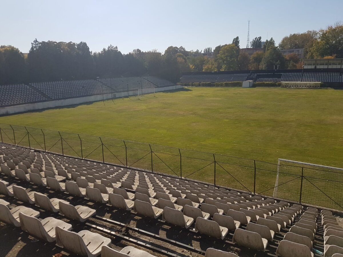 VIDEO + FOTO EXCLUSIV Imagini halucinante de pe stadionul Sportul: GSP a inspectat arena și a dat de un om care se droga în tribune :O