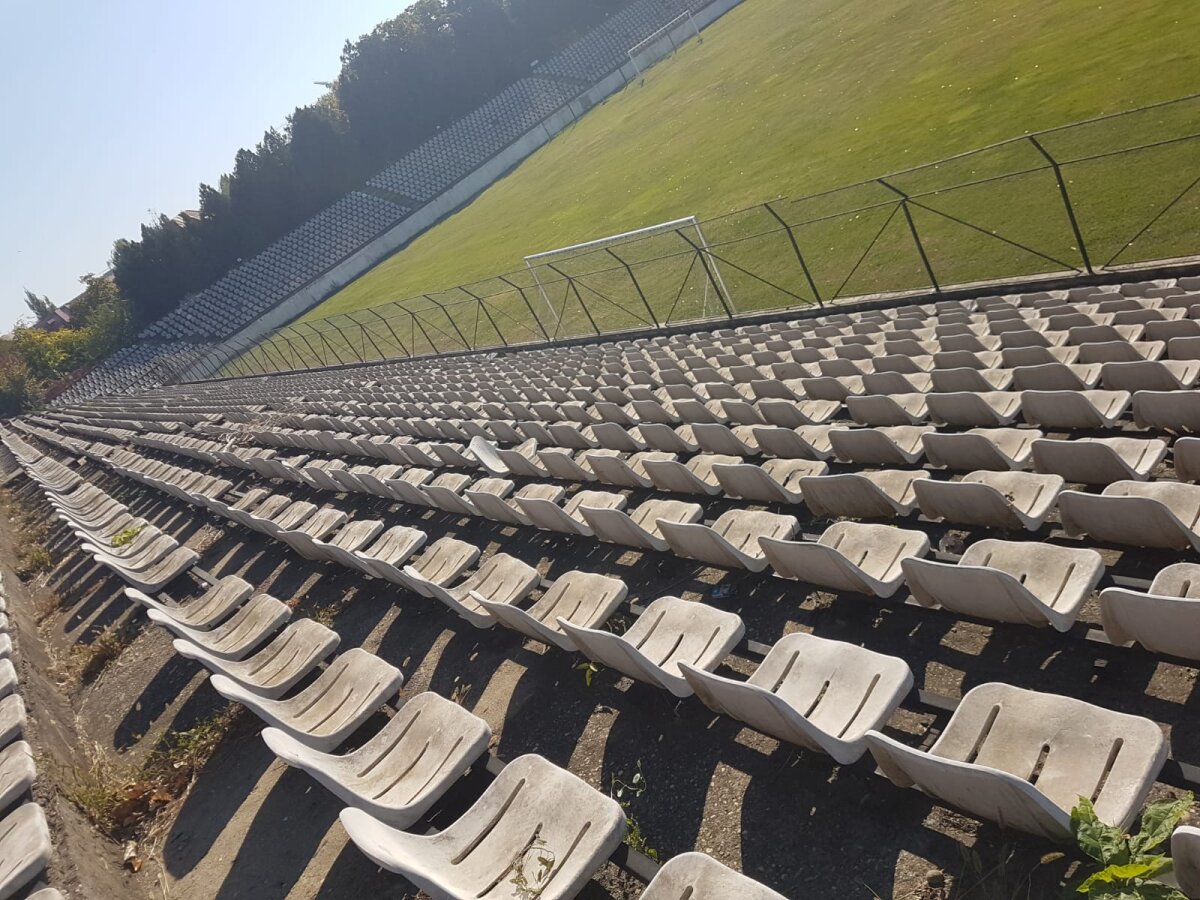 VIDEO + FOTO EXCLUSIV Imagini halucinante de pe stadionul Sportul: GSP a inspectat arena și a dat de un om care se droga în tribune :O