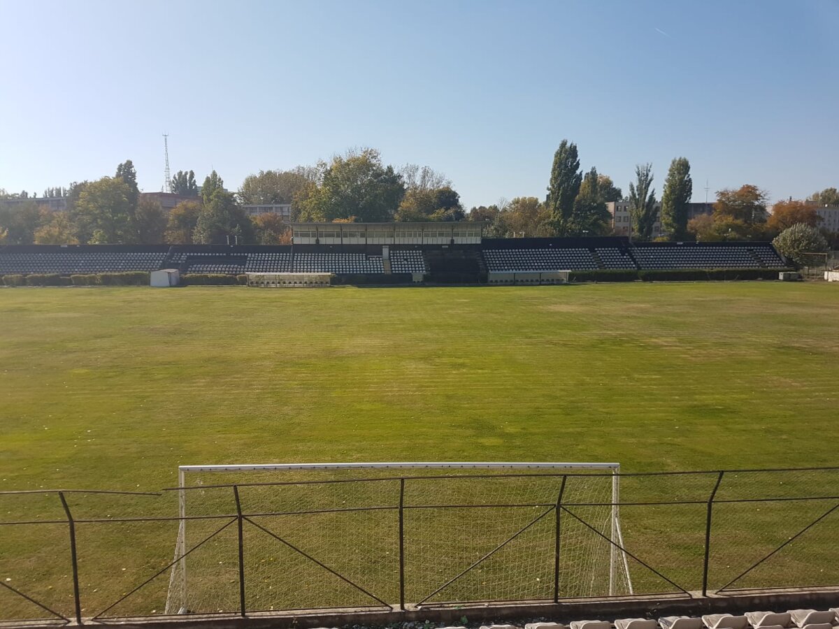 VIDEO + FOTO EXCLUSIV Imagini halucinante de pe stadionul Sportul: GSP a inspectat arena și a dat de un om care se droga în tribune :O