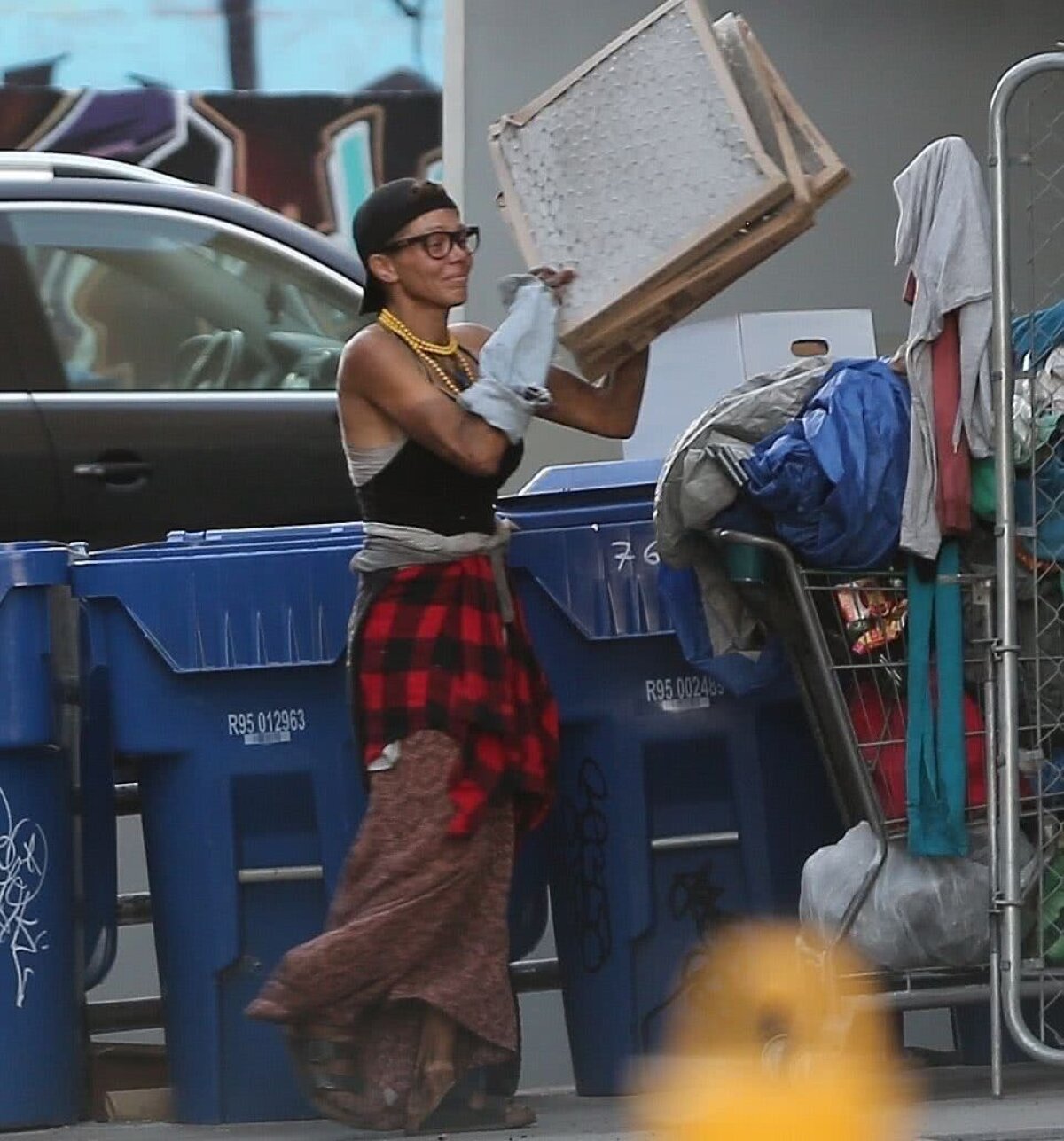 FOTO Destin tragic: a fost fotomodel și vedetă la Hollywood, acum trăiește pe străzi și caută în gunoaie!