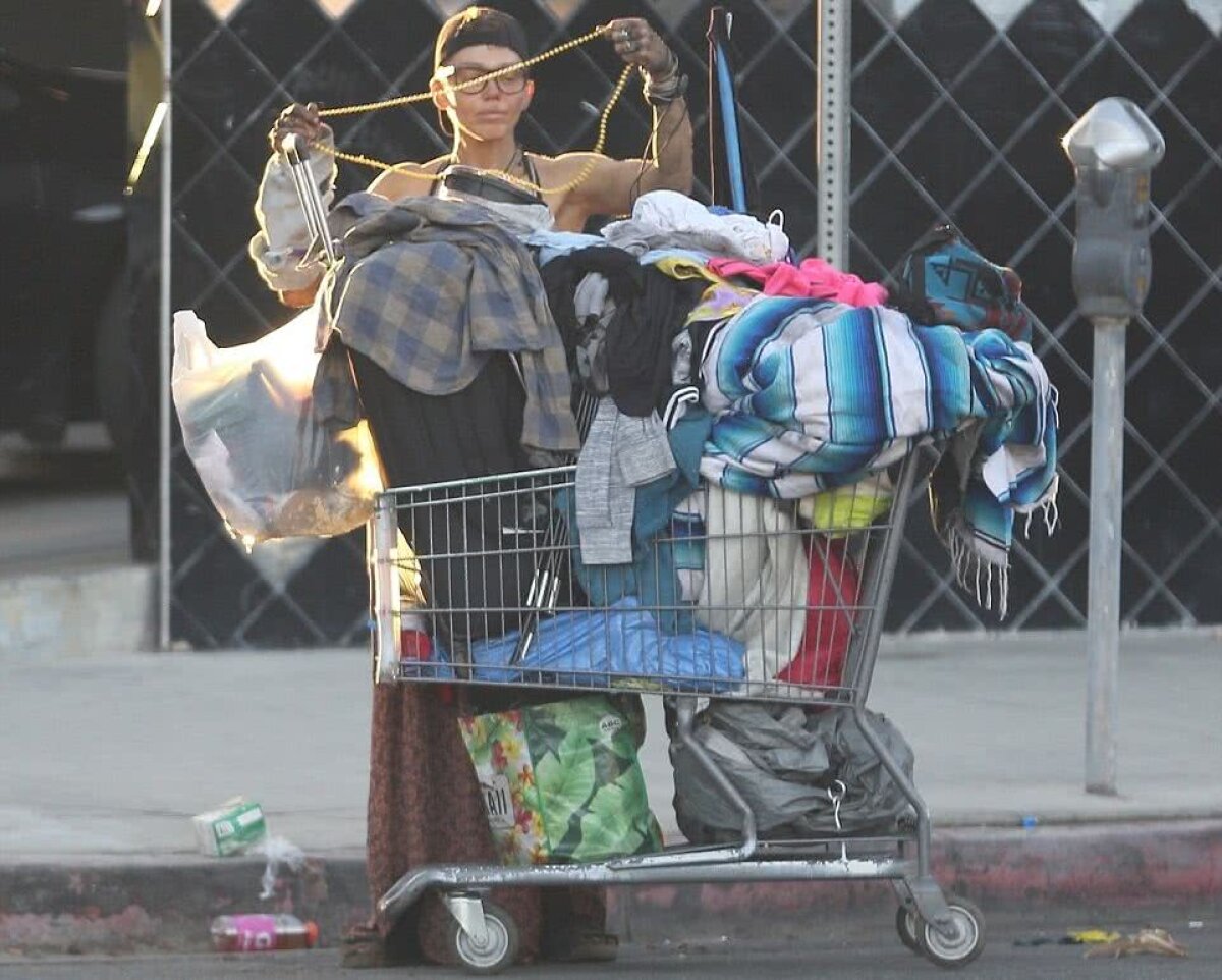 FOTO Destin tragic: a fost fotomodel și vedetă la Hollywood, acum trăiește pe străzi și caută în gunoaie!