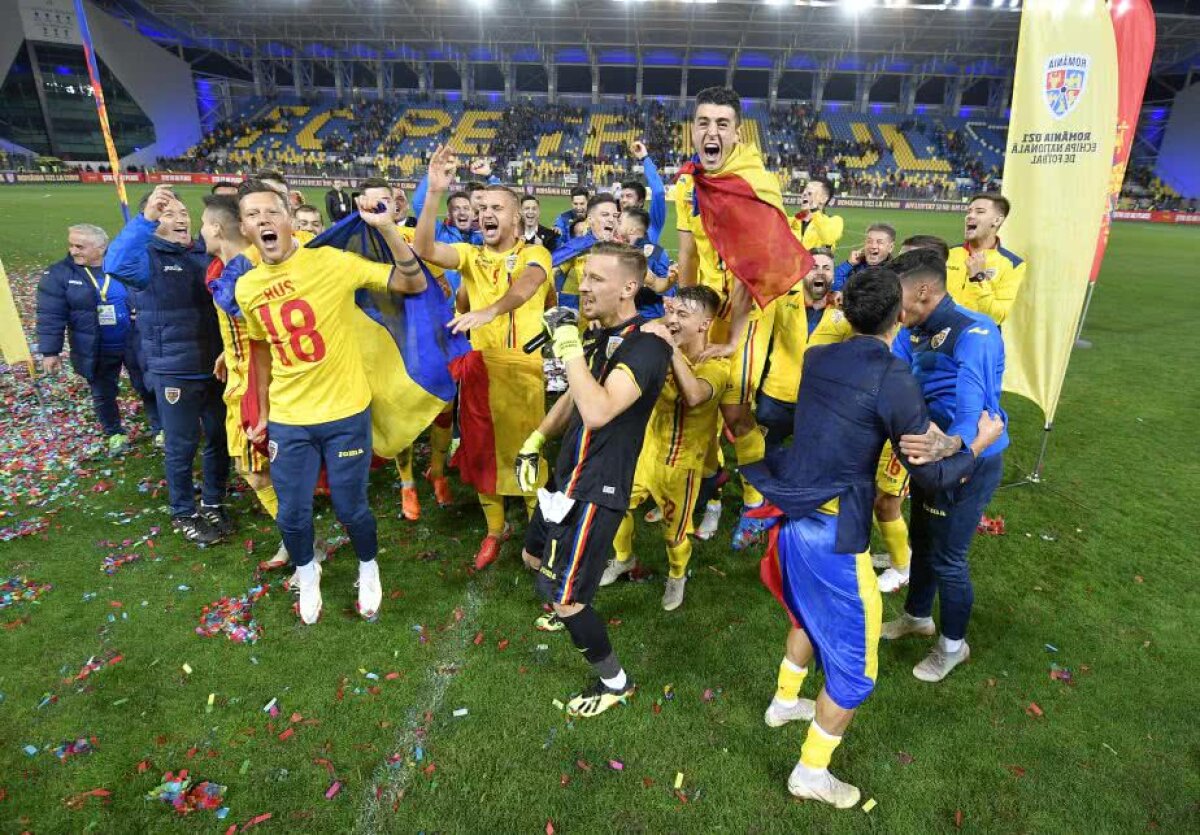 VIDEO ROMÂNIA U21 LA EURO 2019 // Bucurie fără margini pentru naționala mică după o calificare istorică! Jucătorii și Rădoi au sărbătorit cu fanii