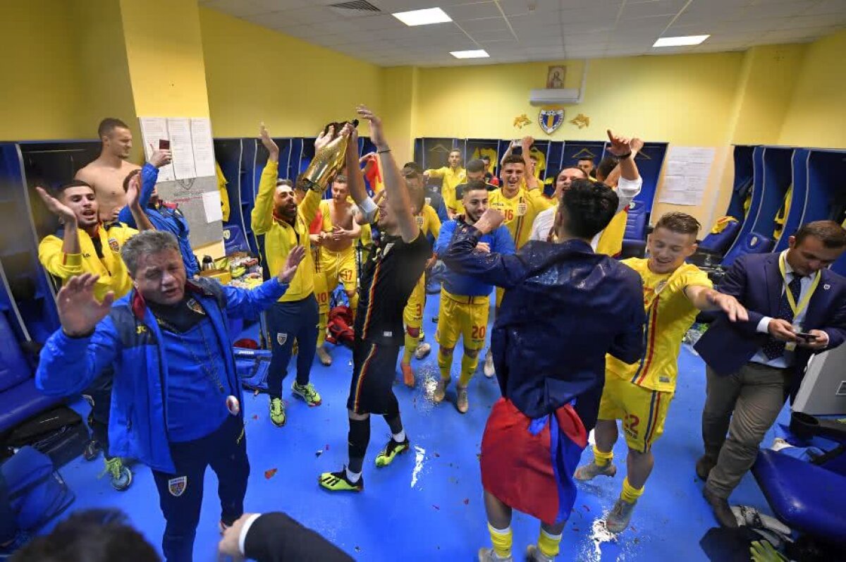 VIDEO ROMÂNIA U21 LA EURO 2019 // Bucurie fără margini pentru naționala mică după o calificare istorică! Jucătorii și Rădoi au sărbătorit cu fanii