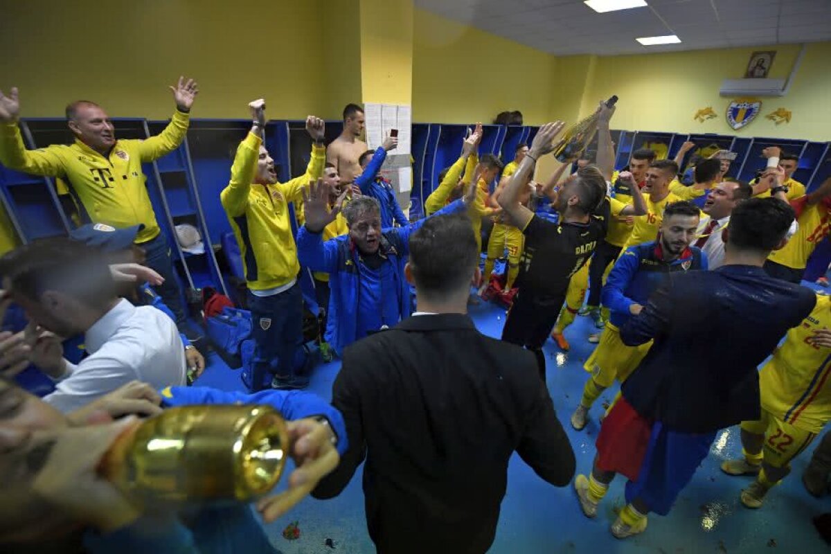 VIDEO ROMÂNIA U21 LA EURO 2019 // Bucurie fără margini pentru naționala mică după o calificare istorică! Jucătorii și Rădoi au sărbătorit cu fanii