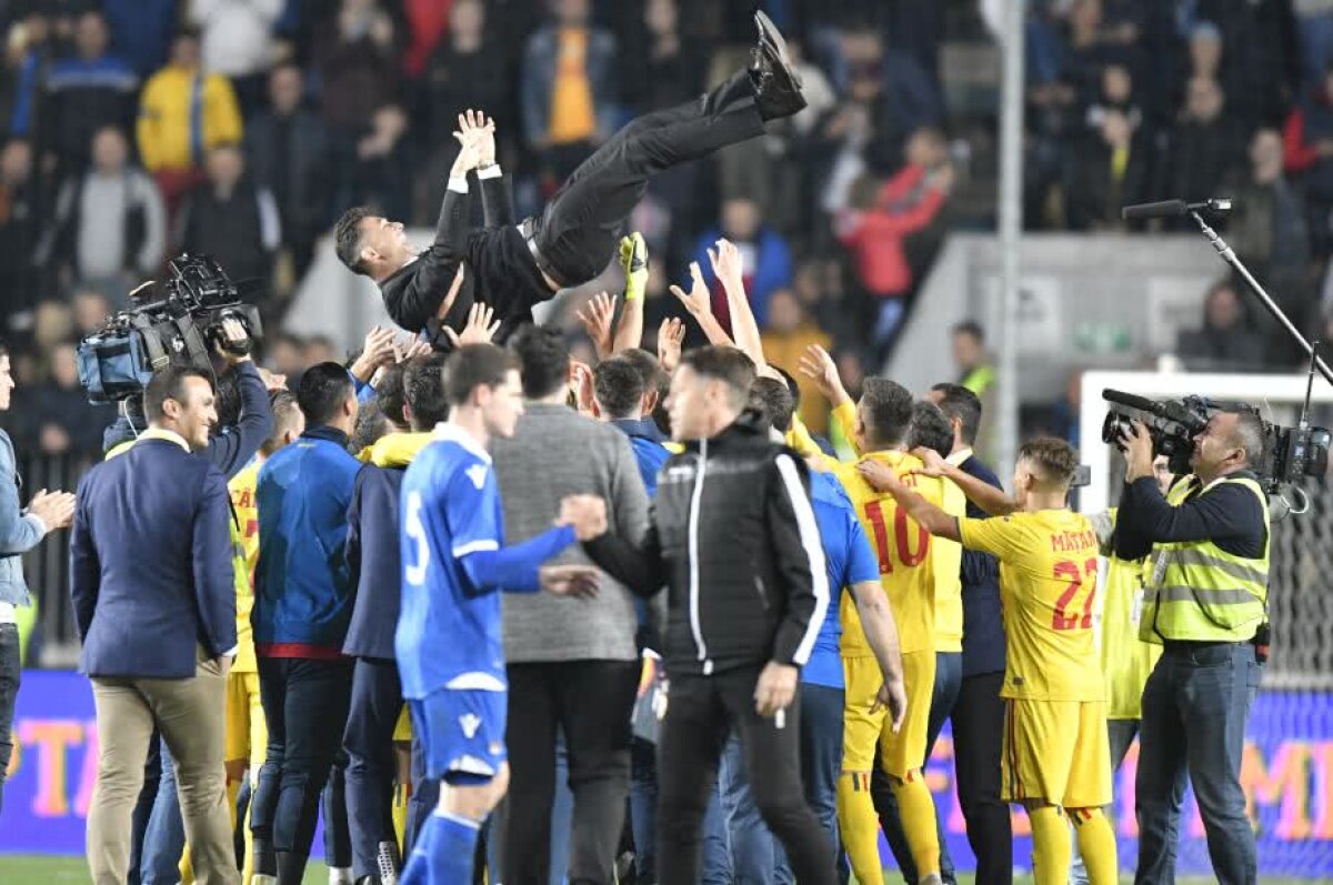 VIDEO ROMÂNIA U21 LA EURO 2019 // Bucurie fără margini pentru naționala mică după o calificare istorică! Jucătorii și Rădoi au sărbătorit cu fanii