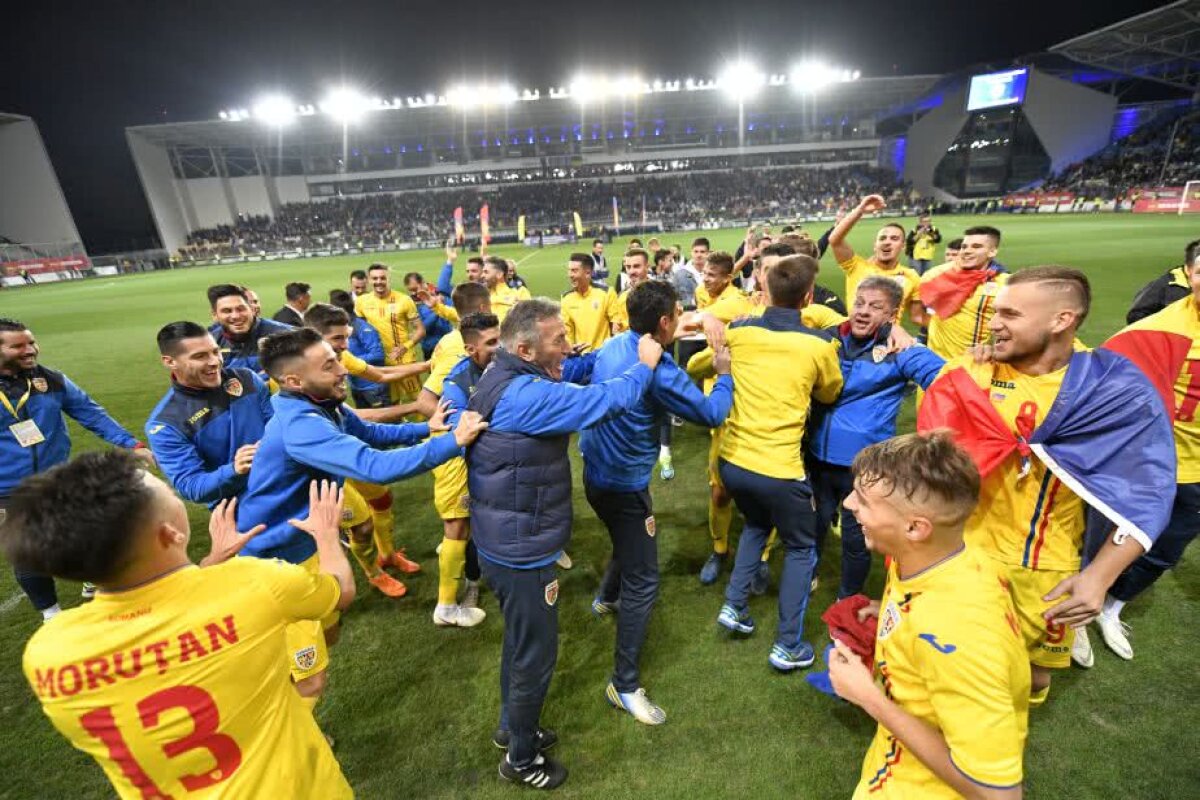 VIDEO ROMÂNIA U21 LA EURO 2019 // Bucurie fără margini pentru naționala mică după o calificare istorică! Jucătorii și Rădoi au sărbătorit cu fanii