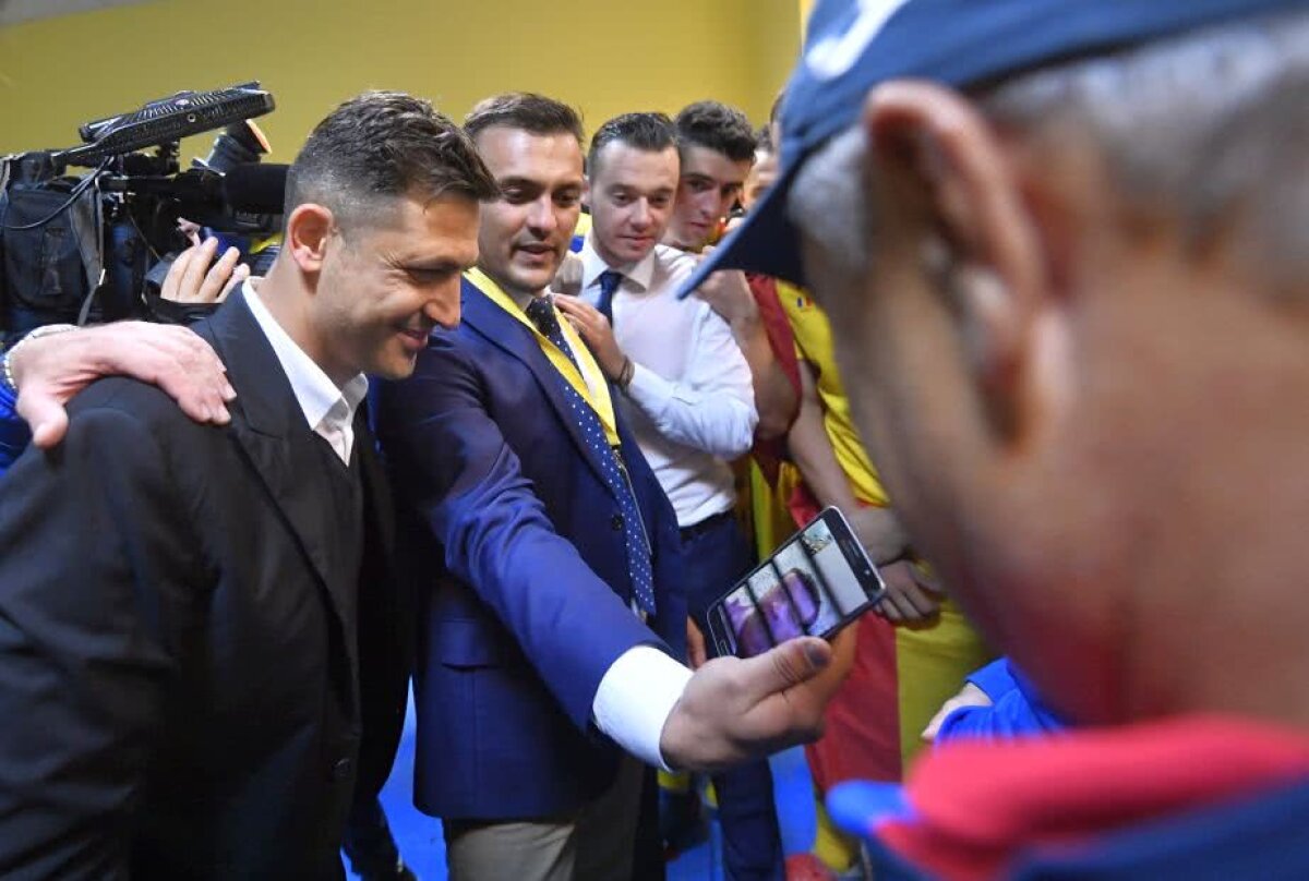 ROMÂNIA U21 LA EURO 2019 // FOTO Gest extraordinar în vestiar » Primul om pe care Rădoi a cerut să-l sune după calificare