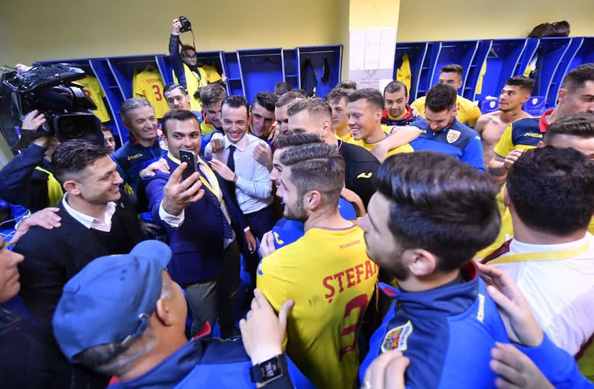 ROMÂNIA U21 LA EURO 2019 // FOTO Gest extraordinar în vestiar » Primul om pe care Rădoi a cerut să-l sune după calificare