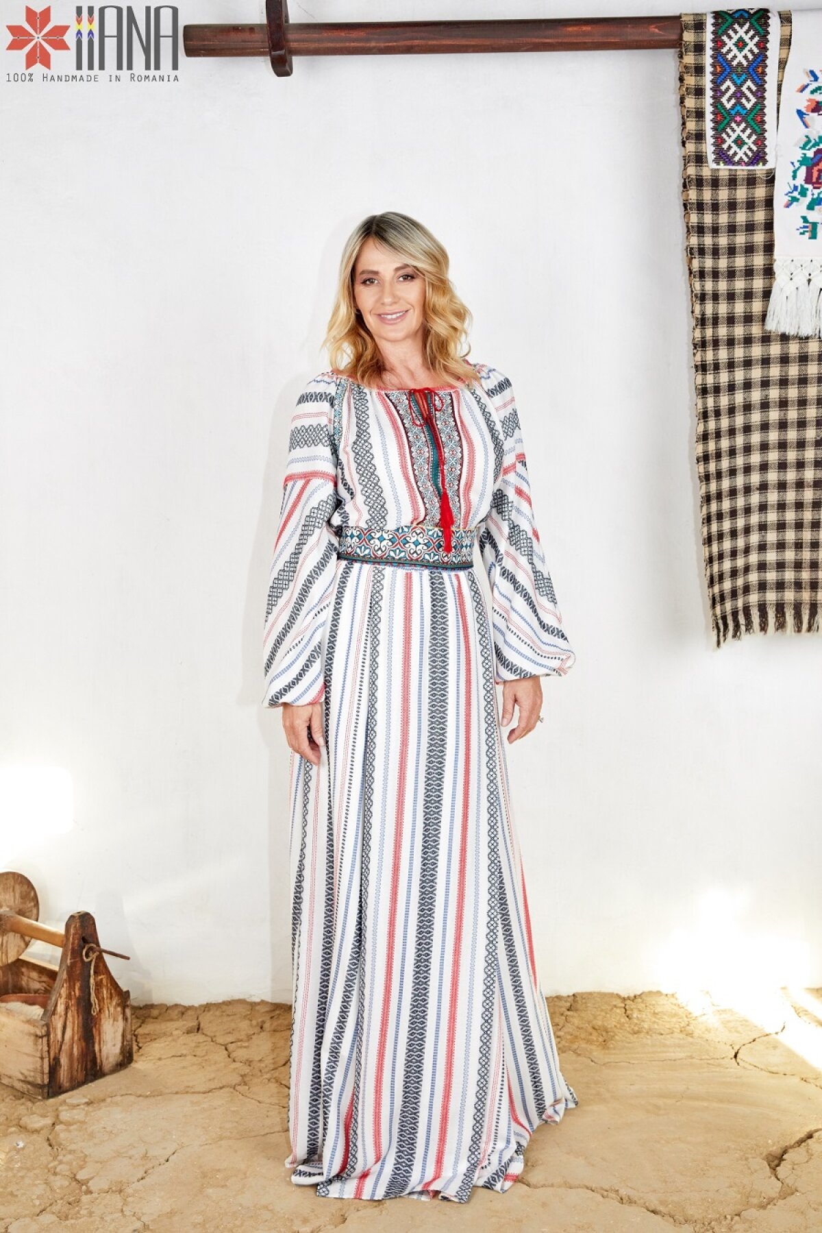 GALERIE FOTO Nadia Comăneci, cvintuplă campioană olimpică la gimnastică, a realizat un pictorial special în urmă cu o lună pentru a promova produse tradiționale românești