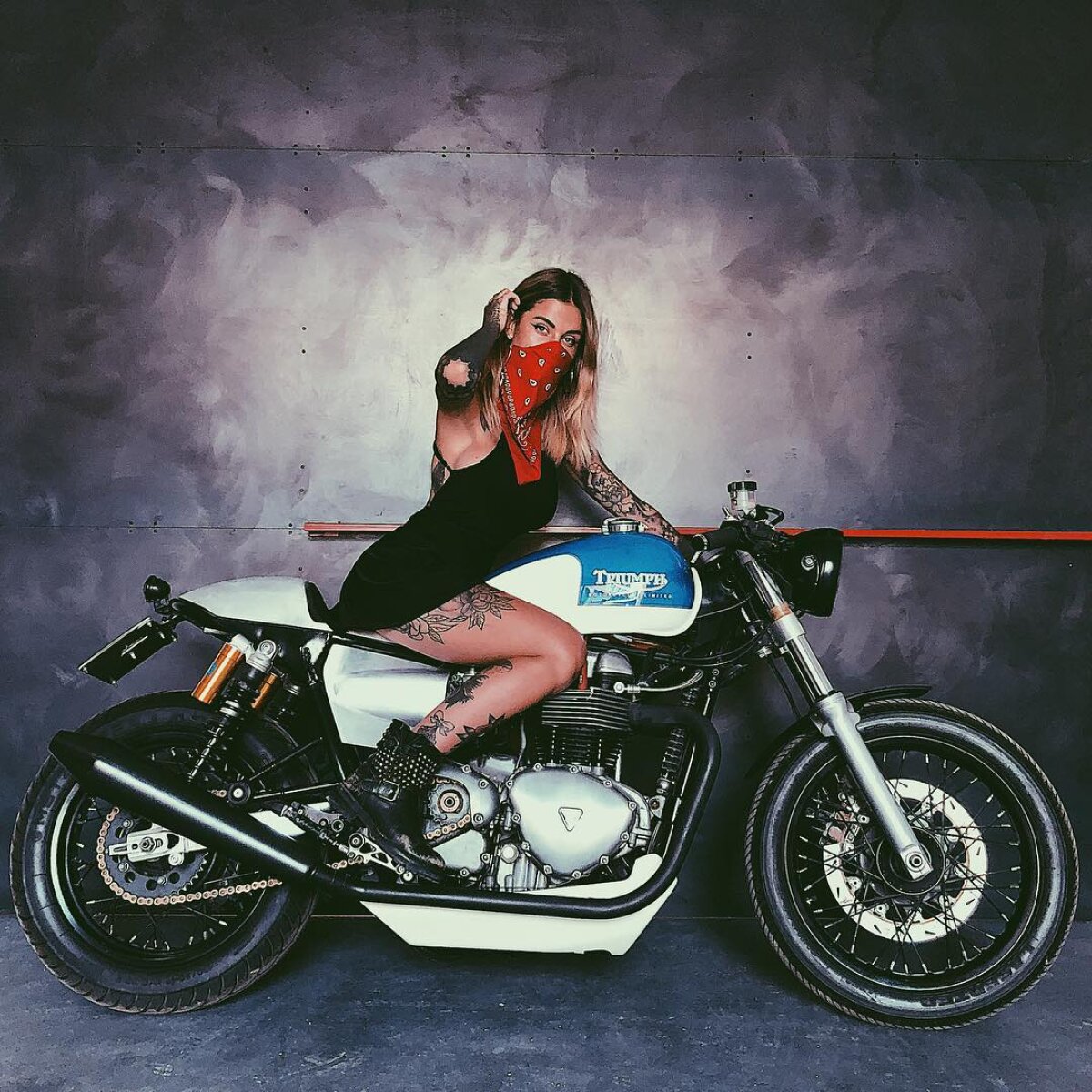 GALERIE FOTO A fost găsită misterioasa blondă cu care a fost surprins Aguero în club! E un blogger celebru și își arată toate tatuajele fără inhibiții