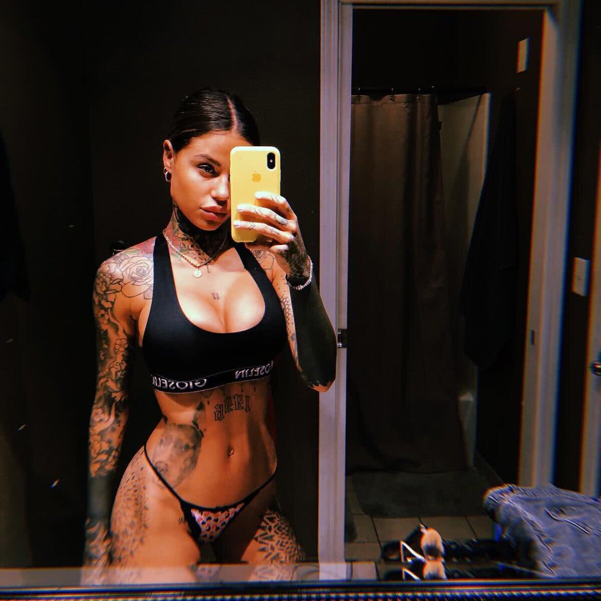 GALERIE FOTO A fost găsită misterioasa blondă cu care a fost surprins Aguero în club! E un blogger celebru și își arată toate tatuajele fără inhibiții