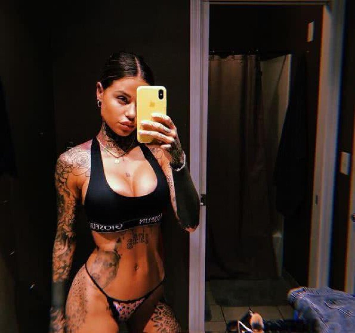 GALERIE FOTO A fost găsită misterioasa blondă cu care a fost surprins Aguero în club! E un blogger celebru și își arată toate tatuajele fără inhibiții