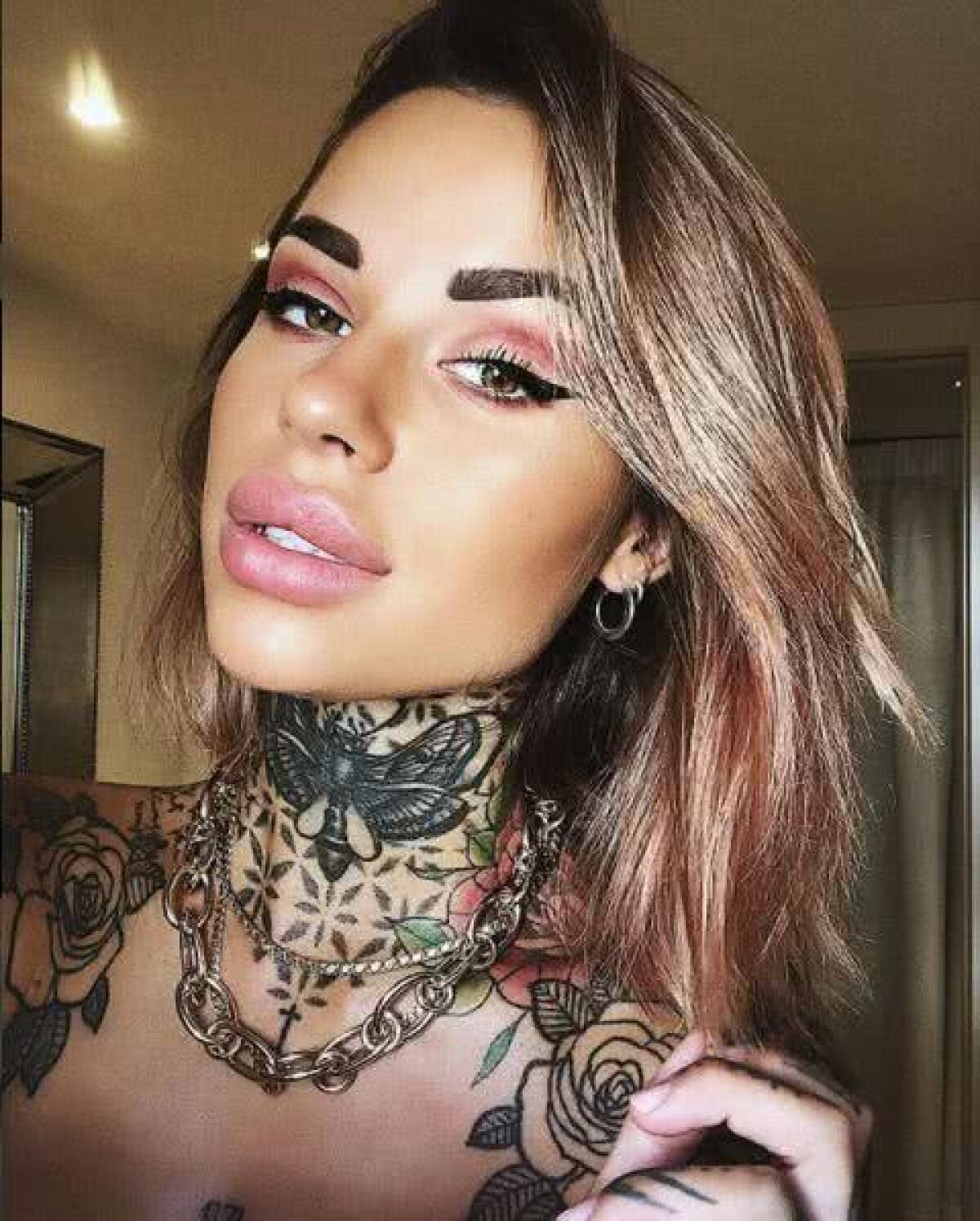 GALERIE FOTO A fost găsită misterioasa blondă cu care a fost surprins Aguero în club! E un blogger celebru și își arată toate tatuajele fără inhibiții