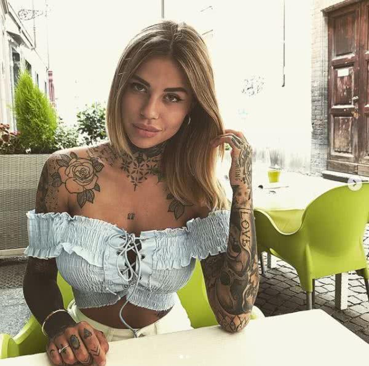 GALERIE FOTO A fost găsită misterioasa blondă cu care a fost surprins Aguero în club! E un blogger celebru și își arată toate tatuajele fără inhibiții