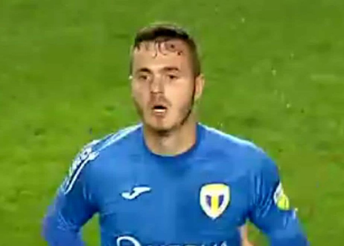 FOTO Atenție, imagini de groază de la Ploiești! Un fotbalist s-a prăbușit pe teren plin de sânge 