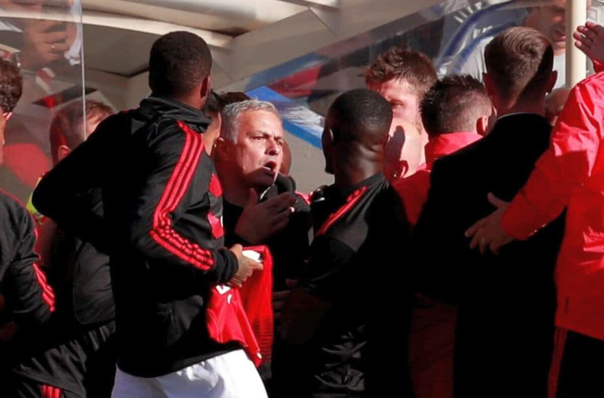 GALERIE FOTO 4 goluri în Chelsea - Manchester United! » Imagini incredibile pe Stamford Bridge Jose Mourinho a sărit la bătaie!